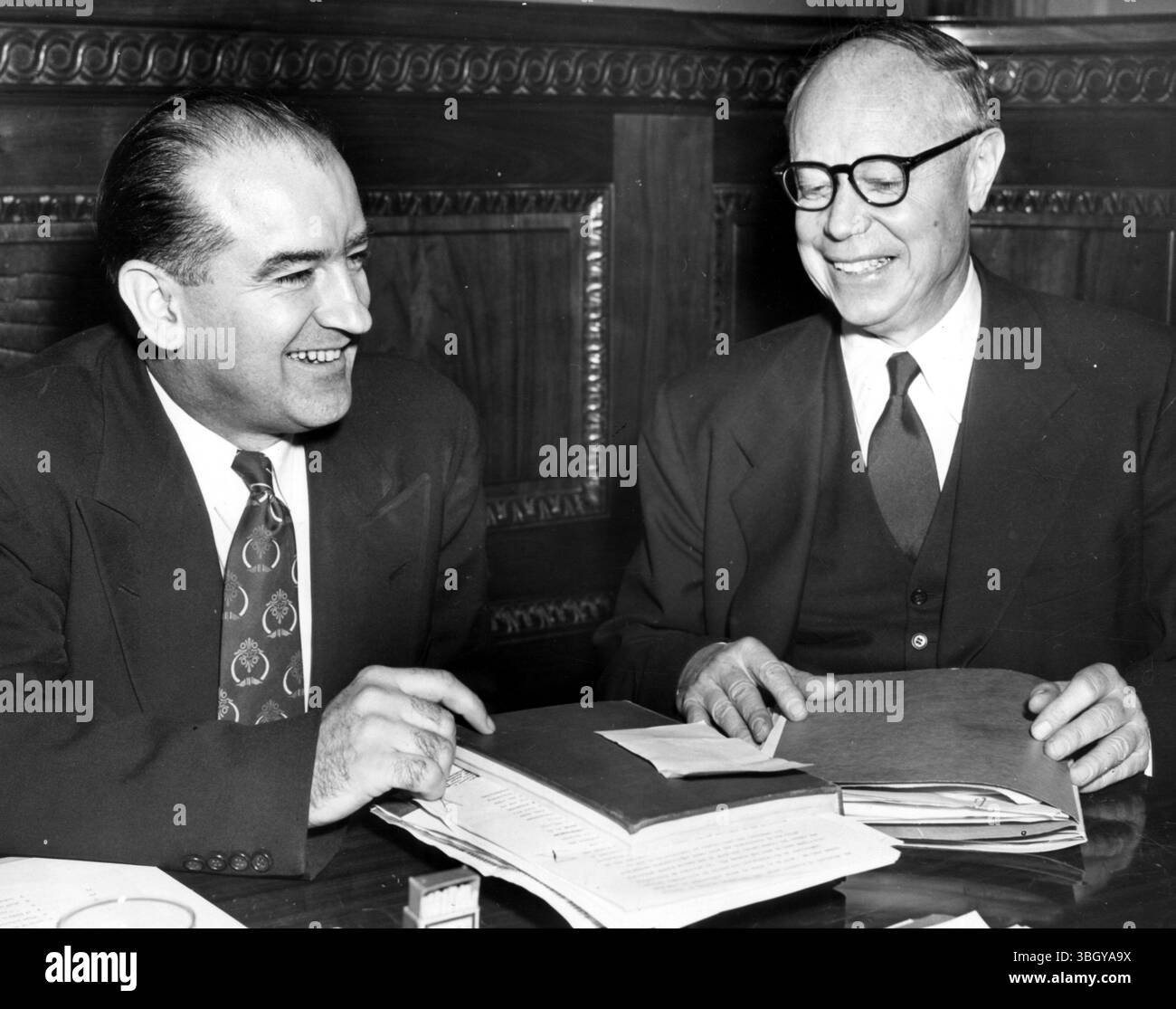 Washington Bureau Way hat für die Erweiterung der Reorganisation freigegeben. Das Operationskomitee der Regierung des Senats nahm sich mit 9-3 Stimmen wieder auf und sandte es an den Senat, das Haus genehmigte die Reorganisationsbefugnis für den Präsidenten. Diese Aktion macht dem Senat den Weg frei, auf ein Gesetz zu reagieren, das die Macht des Präsidenten zur Reorganisation der Regierung erweitert, wenn der Kongress nicht gegen die Pläne "Veto" einlegt. Oben sprechen Sen Robert Ray Taft (R-Ohio) (rechts) die Mehrheit im Senat und Sen Joseph McCarthy, Vorsitzender des Komitees, über die Entscheidung der Gruppe. 4. Februar 1953 Stockfoto