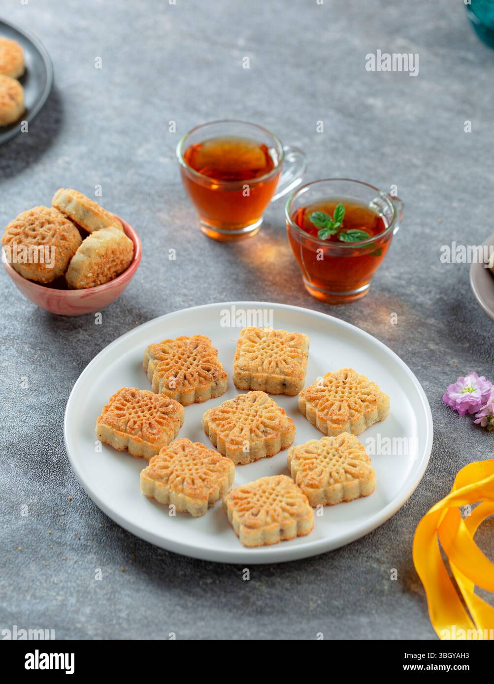 Maamoul Teller mit einem Glas Tee, Eid Gastfreundschaft. Stockfoto
