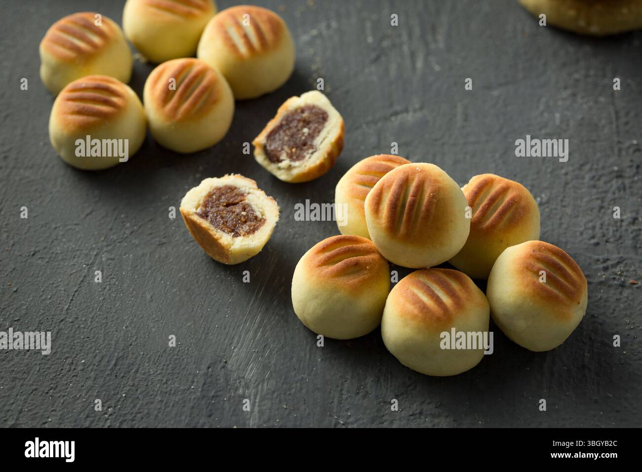 Date Maamoul Balls, syrische Gastfreundschaft. Stockfoto