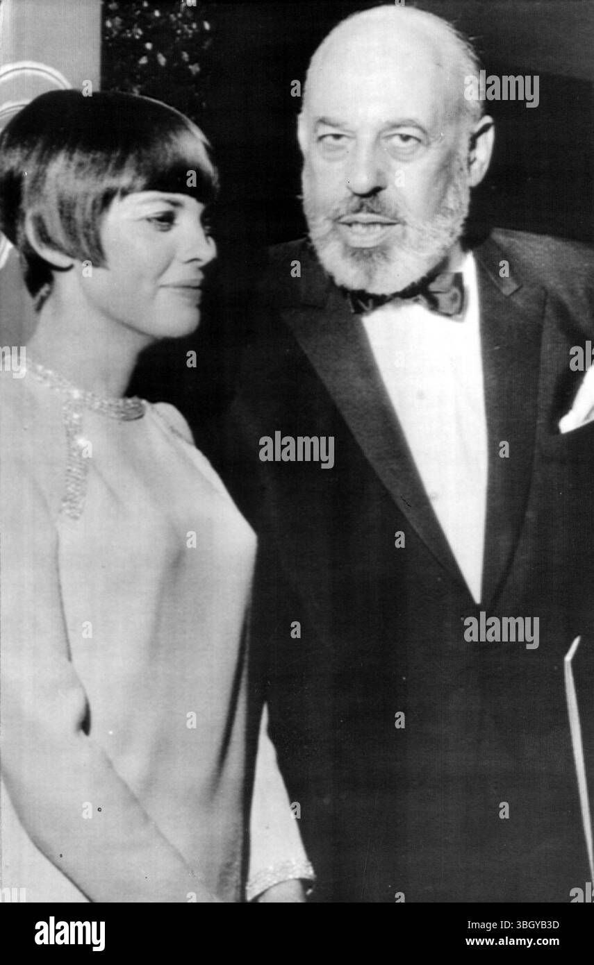 Mireille mathieu 1966 -Fotos und -Bildmaterial in hoher Auflösung – Alamy