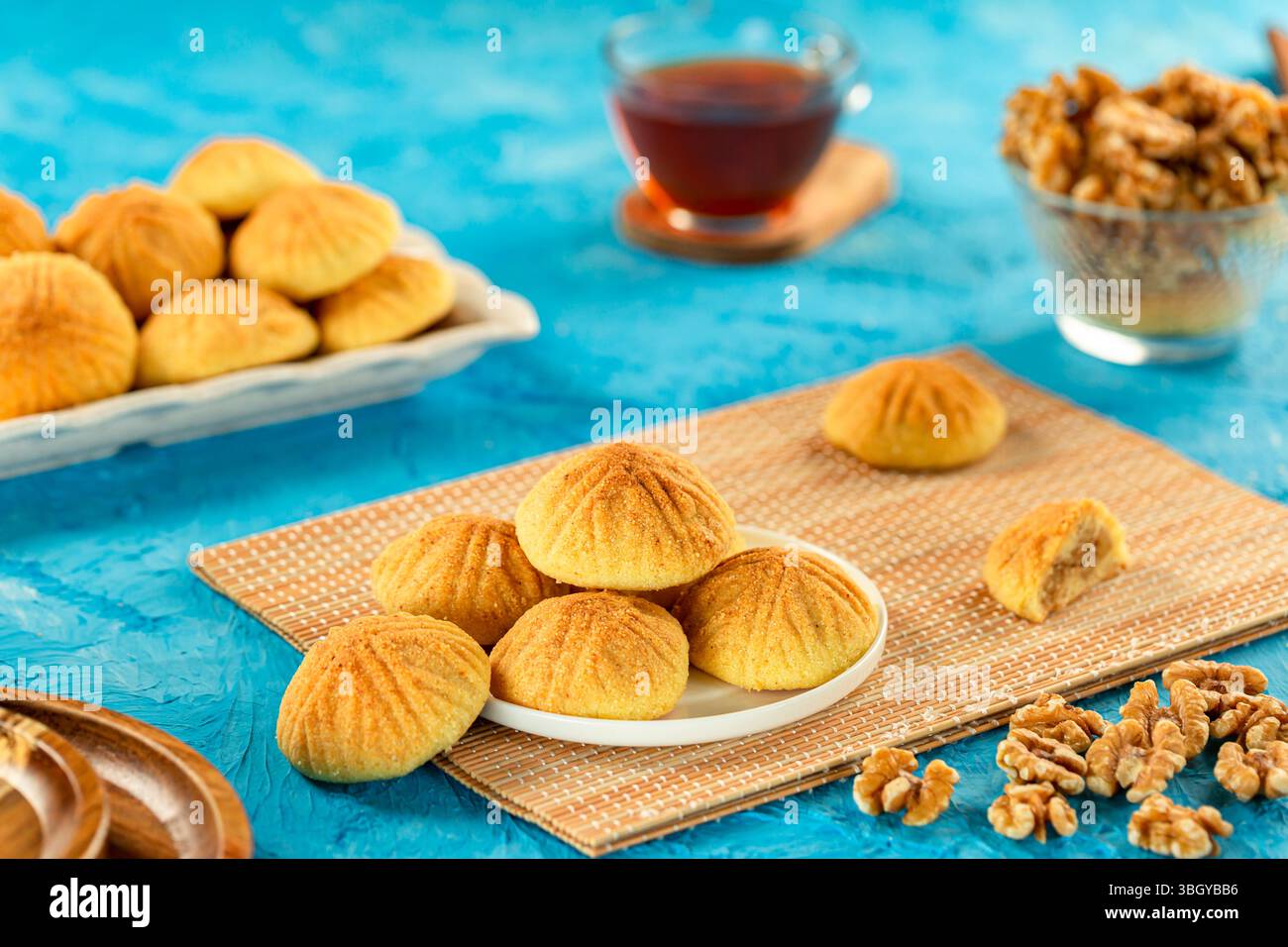 Maamoul mit Walnüssen und Zimt, arabische nahöstliche Gastfreundschaft. Stockfoto