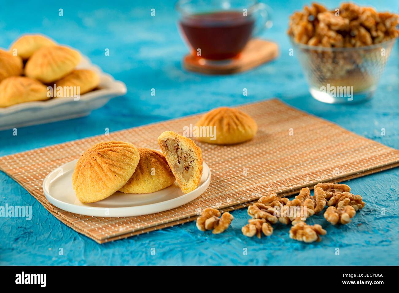 Maamoul mit Nüssen, arabische nahöstliche Gastfreundschaft. Stockfoto