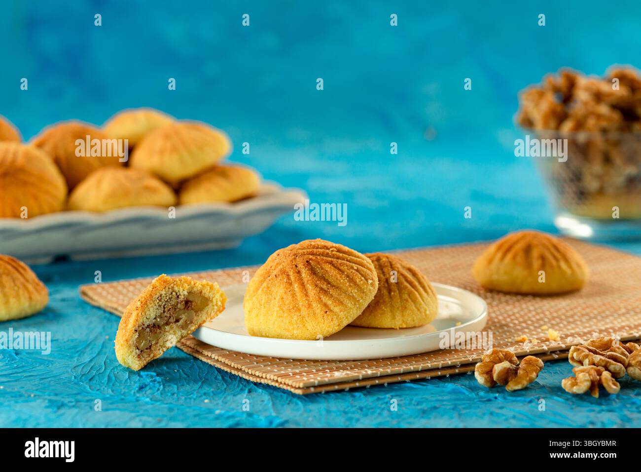 Mit Pistazien gefüllte Maamoul, arabische nahöstliche Gastfreundschaft. Stockfoto