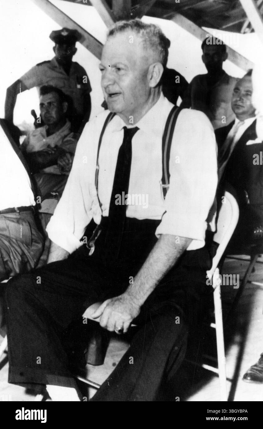 Der Gouverneur von Louisiana Earl K. Long sitzt im Schatten und wartet auf seine Redezeit während einer Kundgebung auf dem Messegelände. 4. Juli 1959 Stockfoto