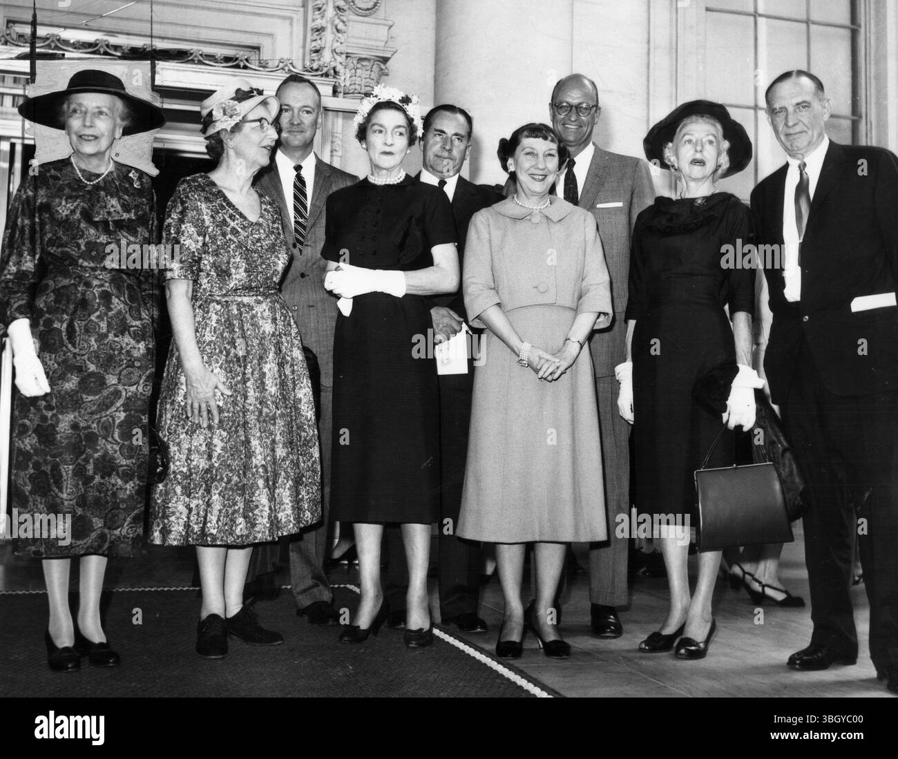 Frau Mamie Eisenhower (vierte von rechts) posiert mit Kindern früherer und heutiger US-Präsidenten auf den Stufen des Weißen Hauses. Von links nach rechts: Frau Alice Roosevelt Longworth; Frau Helen Taft Manning; Major John Eisenhower; Frau John Harlan Amen (Tochter von Präsident Cleveland); John Coolidge; Frau Eisenhower; Vertreter James Roosevelt; Alan Wilson und Richard Cleveland. 1. Mai 1959 Stockfoto