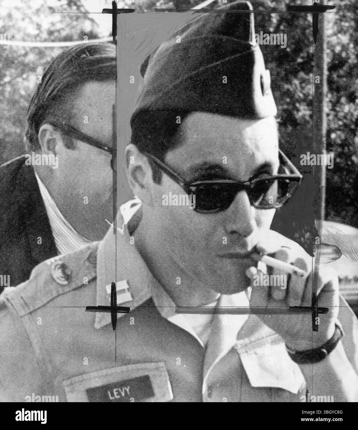 Heereskapitän Howard Brett Levy, ein Arzt mit Spezialisierung auf Dermatologie, klopft auf eine Zigarette, als er und sein Anwalt Charles Morgan vor Gericht gehen. Levy steht vor einem Kriegsgericht, weil er sich weigerte, die Männer der Green Berets des Medical Corps für den Dienst in Vietnam zu unterrichten. 10. Mai 1967 Stockfoto