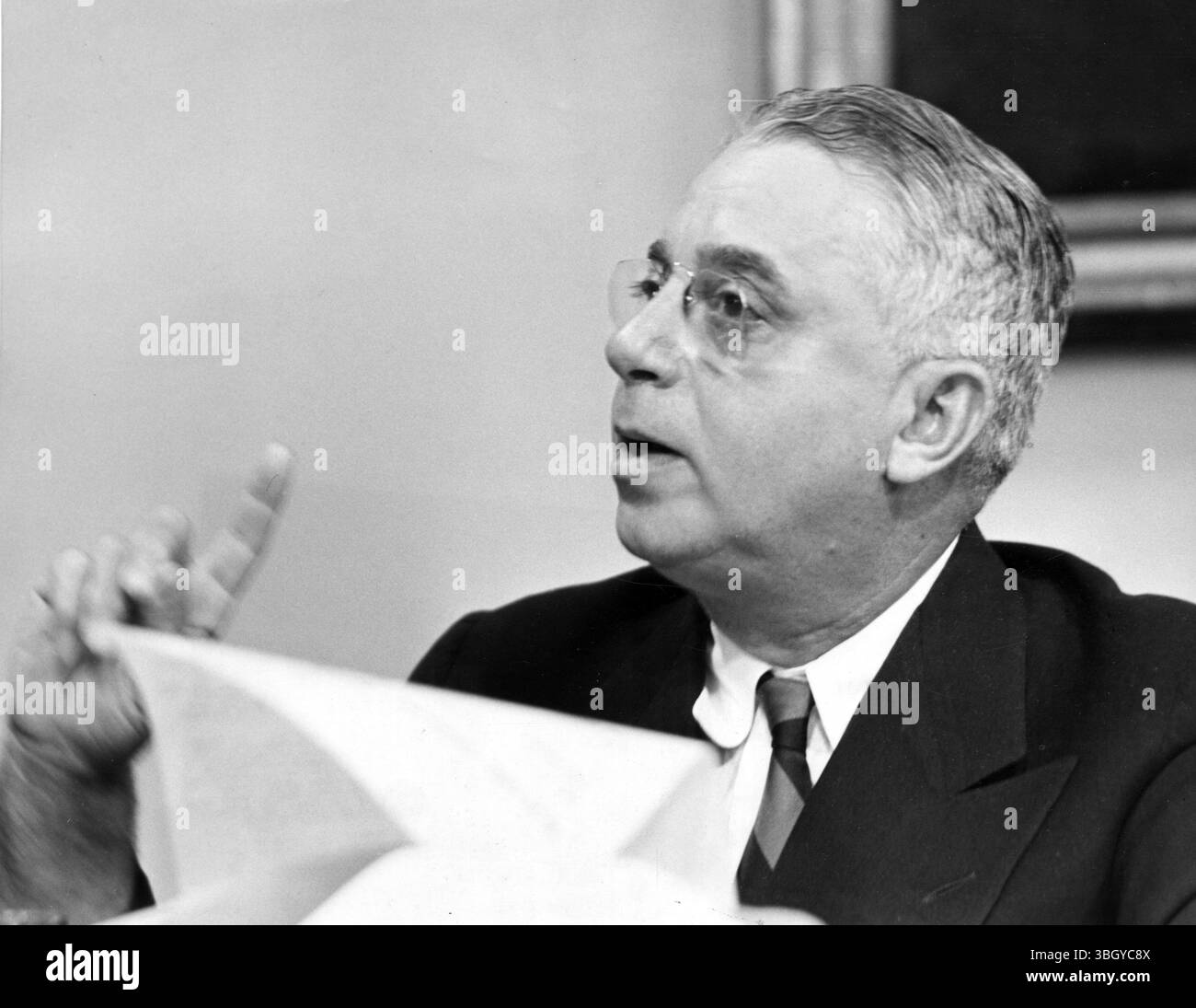 George Morton Levy, Leiter der Rennstrecke und ehemaliger Anwalt von Charles Lucky Luciano, hebt einen Finger, um diesen Punkt während seiner Aussage vor dem Kefauver Senate Crime Investigating Committee am Federal Court zu unterstreichen. Levy sagte dem Komitee, er habe 60.000 Dollar über einen Zeitraum von vier Jahren an den Unterwelt-König Frank Costello gezahlt, um Buchmacher von seiner Rennstrecke fernzuhalten. 12. März 1951 Stockfoto