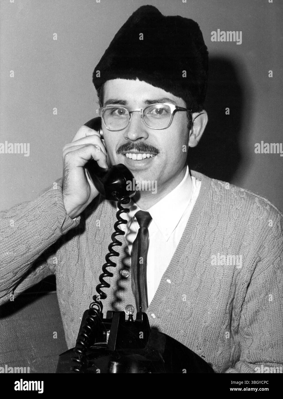 Peter Nelson Landerman, der 16 Monate einer dreijährigen Haftstrafe in einem russischen Gefängnis verbrachte, spricht telefonisch bei der Ankunft am Flughafen John F. Kennedy International. Er wurde wegen Totschlags in Haft genommen, als ein russischer Staatsangehöriger versehentlich getötet wurde. Landerman, der von der sowjetischen Regierung aus "humanitären Gründen" freigelassen wurde, weigerte sich, Einzelheiten darüber zu geben, was er im Gefängnis gegessen oder getan hat. 5. Februar 1965 Stockfoto