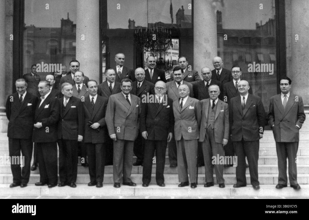 Vordere Reihe: Andre Mutter, General Corniglion-Molinier, Georges Bidault, Pierre-Henri Teitgen, Joseph Laniel, Vincent Auriol, Paul Raynaud, Henri Queuille, Leon Martinaud-Deplat, Francois Mitterland. Zweite Reihe: Paul Bacon, Edgar Faure, Jean-Marie Louvel, Jacques Chastellain, Paul Coste-Floret, Andre Marie, Paul Ribeyre. Dritte Reihe: Louis Jacquinot, Edmond Barrachin, Roger HOUDET, Pierre Ferri und Maurice Lemaire. 29. Juni 1953 Stockfoto