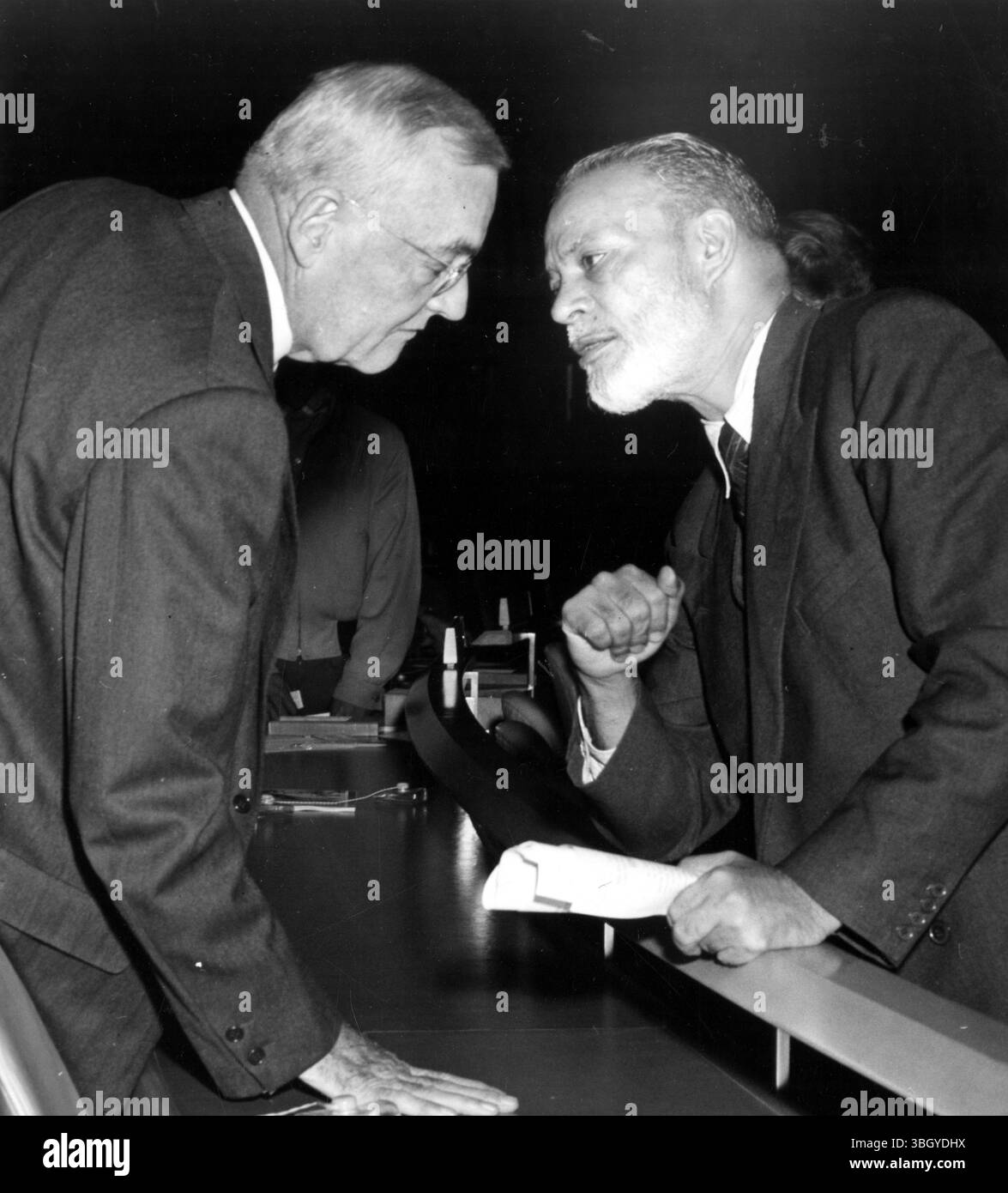 Zafrullah Khan (rechts), UN-Delegierter aus Pakistan, tauscht am Ende der Generalversammlung einige Worte mit US-Außenminister John Foster Dulles aus. Dulles sagte den versammelten Delegierten auf der Sitzung in einer wichtigen politischen Rede, dass Russland angeboten habe, weitere Diskussionen über Präsident Eisenhowers Plan "Atome für den Frieden" zu führen, den es zuvor fast abgelehnt hatte. Der 66-jährige Staatssekretär warnte die Versammlung jedoch, dass die UdSSR keine Bereitschaft gezeigt habe, sich am Plan des Präsidenten zu beteiligen, außer unter der Bedingung, dass alle Atomwaffen in Ad verboten werden Stockfoto