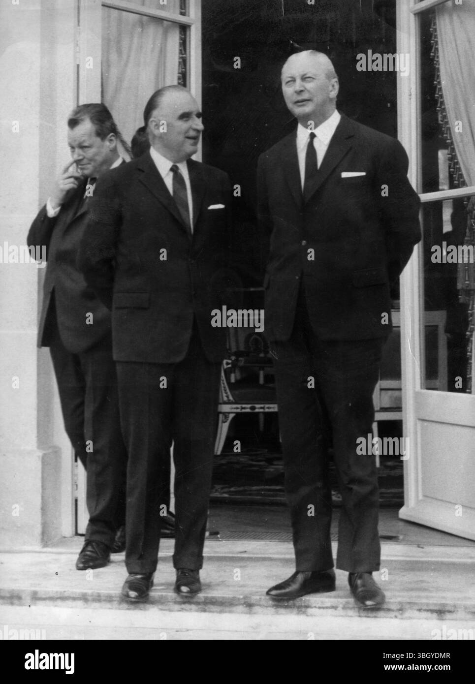Von links nach rechts: Bundeskanzler Kurt Georg Kiesinger; französischer Premierminister Georges Pompidou und Bundeskanzler der Bundesrepublik Deutschland Willy Brandt. 16. Februar 1968 Stockfoto