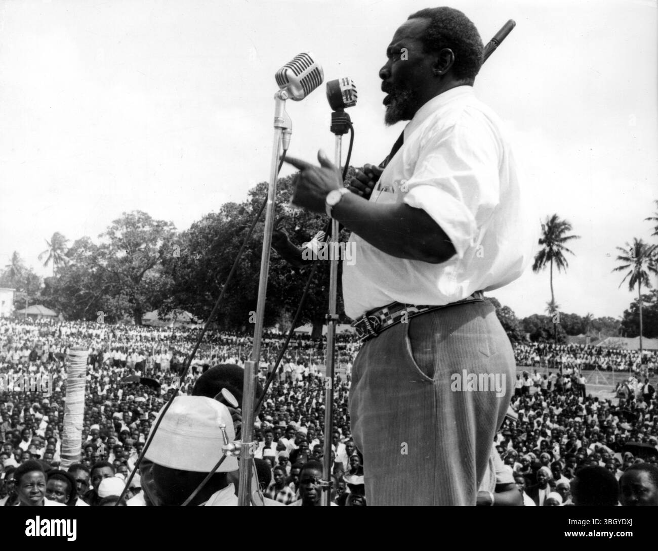 Der ehemalige Mau Mau Jomo Kenyatta ist zum ersten Mal seit 9 Jahren in Mobasa zu sehen und spricht mit über 30.000 Menschen. Kenyatta versicherte, dass das Eigentum von Einwandererrassen in Kenia von der afrikanischen Regierung nach der Unabhängigkeit respektiert werde. Er sagte, dass, obwohl Kenia für die afrikanischen Ausländer sei, Ausländer bleiben könnten, aber sie würden dies nur als Freunde Afrikas tun, nicht als ihre Herrscher. 4. September 1961 Stockfoto