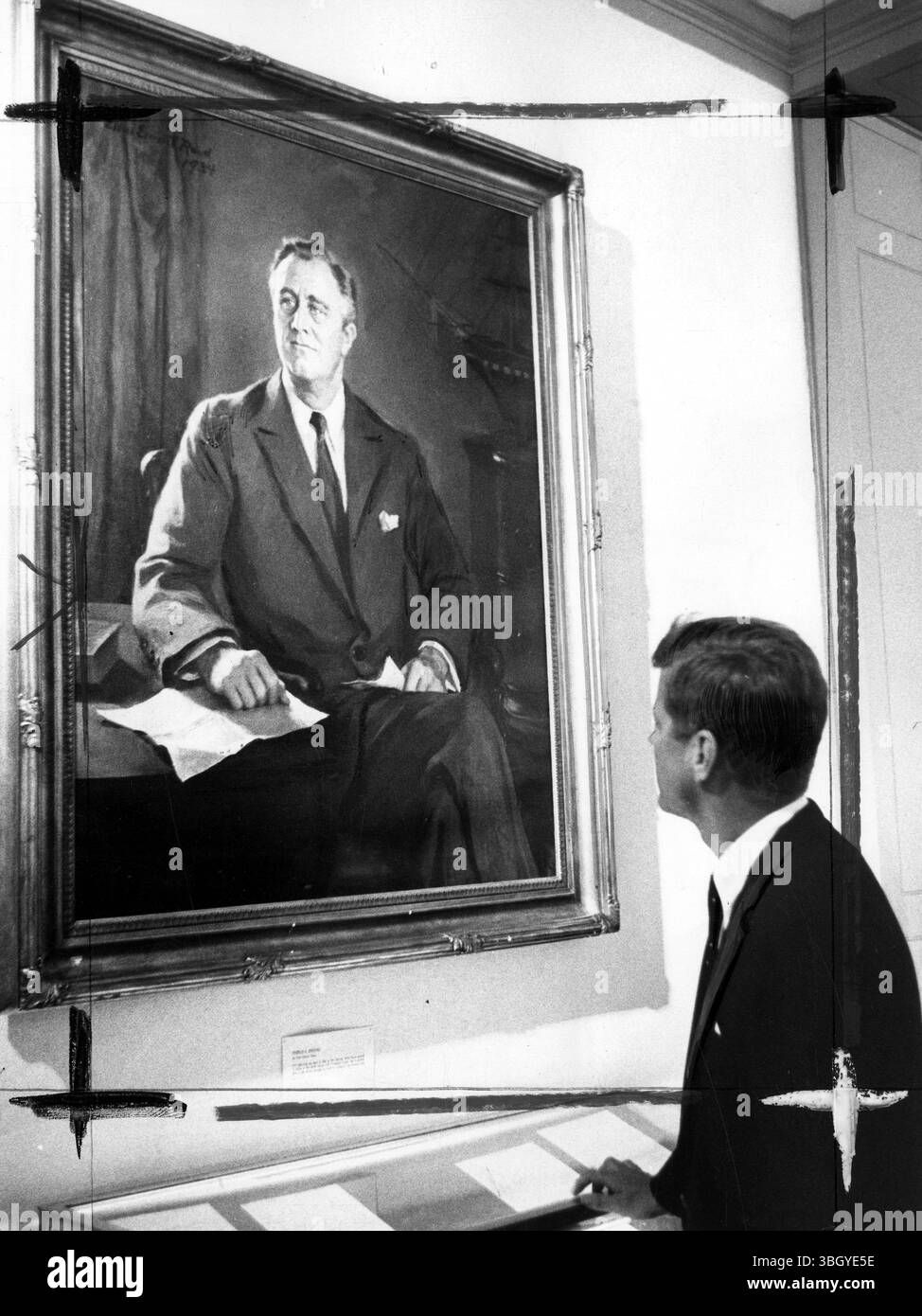 Der demokratische Präsidentschaftskandidat John Fitzgerald Kennedy betrachtet das Gemälde des verstorbenen Franklin D. Roosevelt während eines Besuchs im Haus des verstorbenen Präsidenten. Kennedy traf sich mit Mrs. Roosevelt und forderte den Senat auf, ein Gesetz über die medizinische Versorgung für ältere Menschen drastisch umzuschreiben. 14. August 1960 Stockfoto