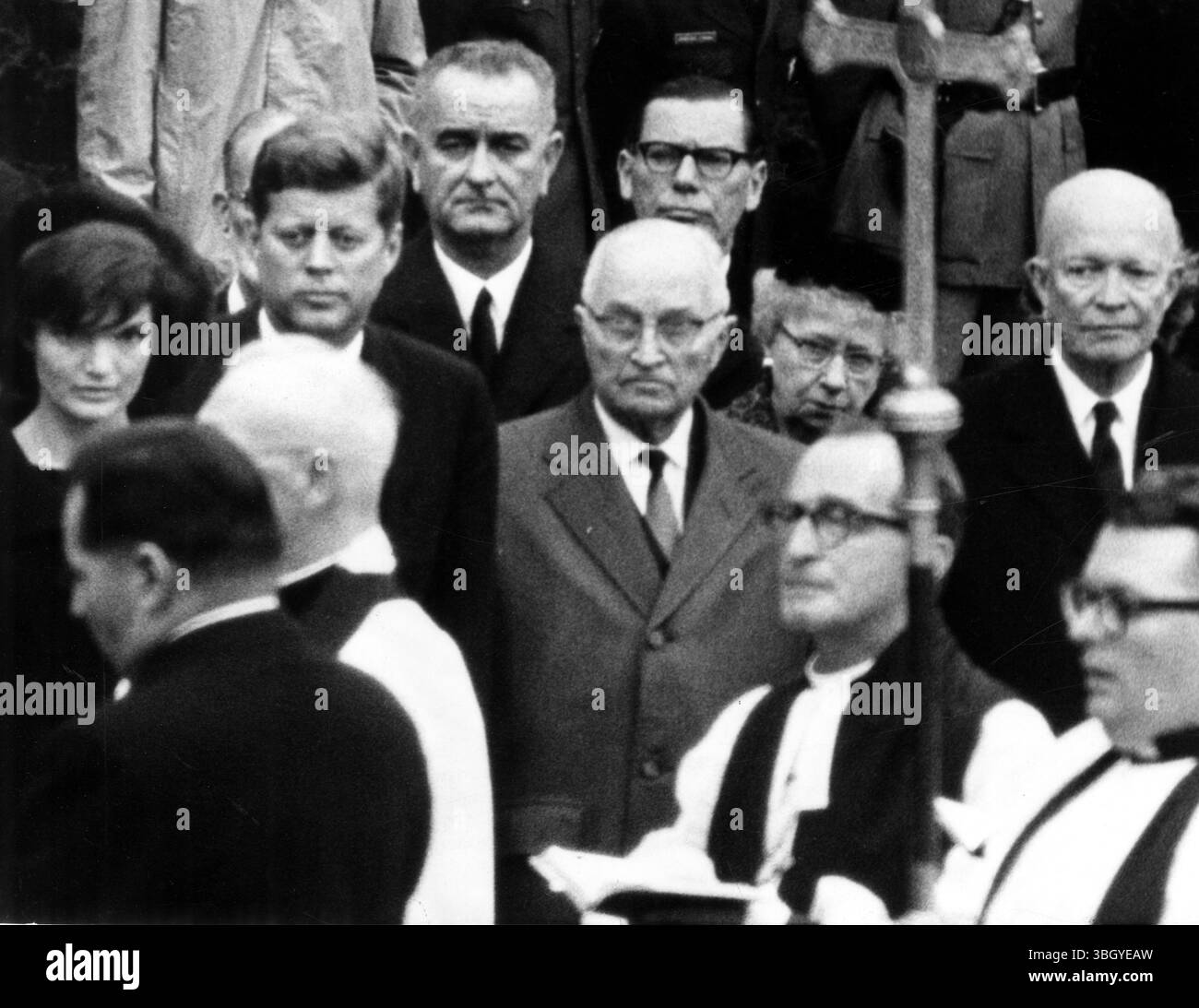 Drei Präsidenten waren unter den Trauernden bei Grabstätten für Franklin D. Roosevelt, als sie einen Staat im Hyde Park versuchten. Von links nach rechts sind Mrs. Jacqueline Kennedy, Präsident John Fitzgerald Kennedy, Life Resident Lyndon B. Johnson, der ehemalige Präsident Harry Truman, Mrs. Truman und der ehemalige Präsident Dwight Eisenhower. 11. November 1962 Stockfoto