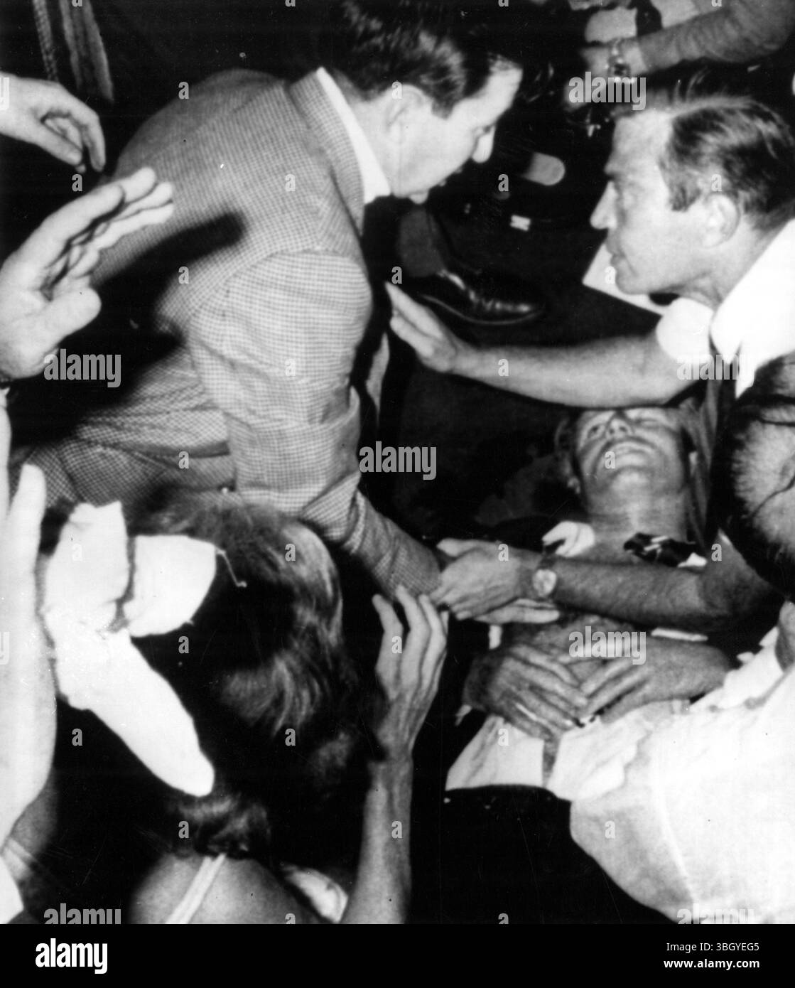 Robert Francis Kennedy liegt auf dem Boden der Küche des Ambassador Hotel, Los Angeles, kurz nachdem er von Sirhan Sirhan, einem 24-jährigen palästinensischen/jordanischen Einwanderer, erschossen wurde. Kennedy hatte gerade einen Erdrutschsieg bei den Vorwahlen in Kalifornien und South Dakota für die Nominierung der Demokraten für den Präsidenten der Vereinigten Staaten gewonnen. Auch auf dem Foto mit dem Rücken zur Kamera ist Ethel Kennedy. 5. Juni 1968 Stockfoto