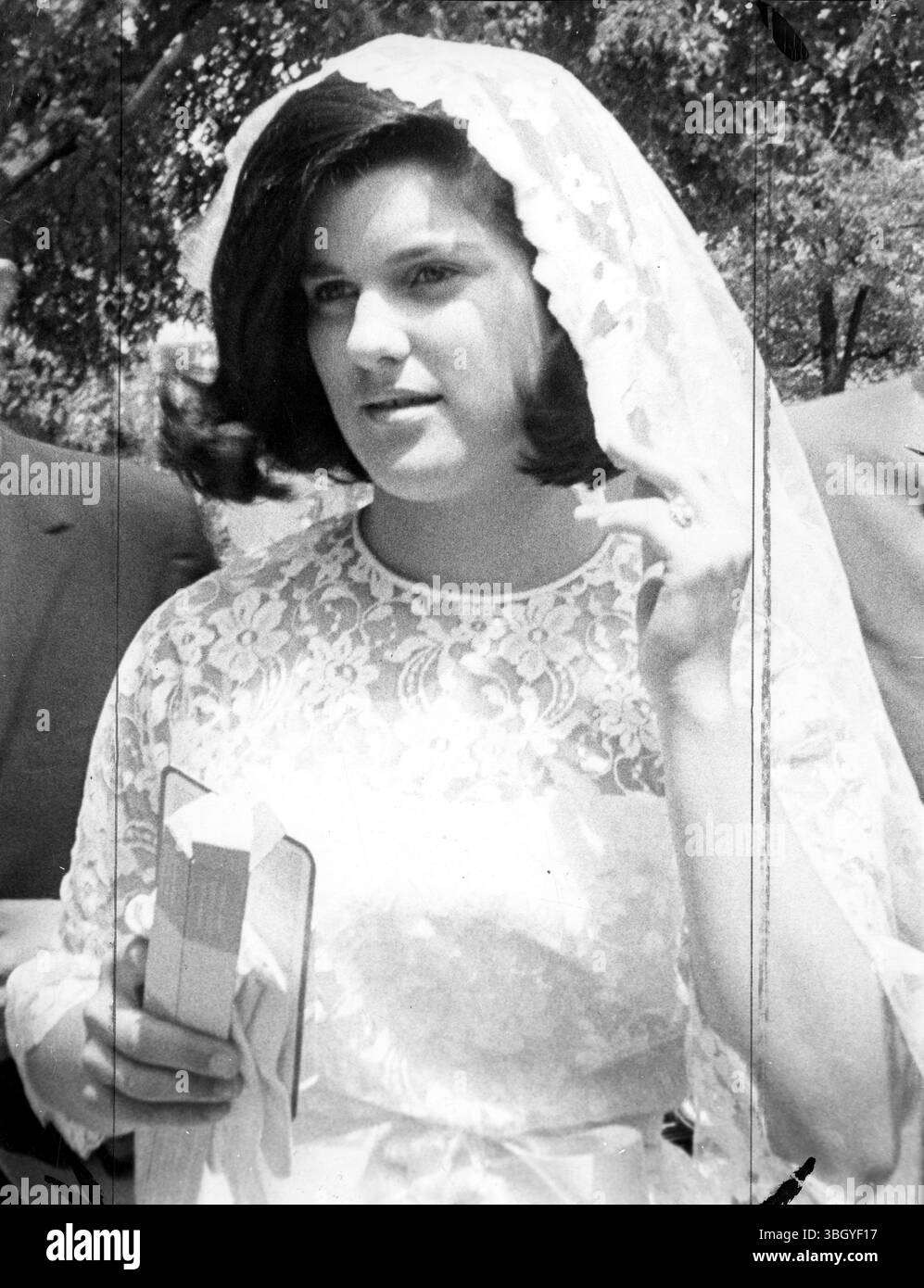 Luci Baines Johnson verlässt die St. Matthews Cathedral zu ihrem 18. Geburtstag, nachdem sie in der katholischen Kirche zu einem kleinen Privatgottesdienst getauft wurde. 2. Juli 1965 Stockfoto