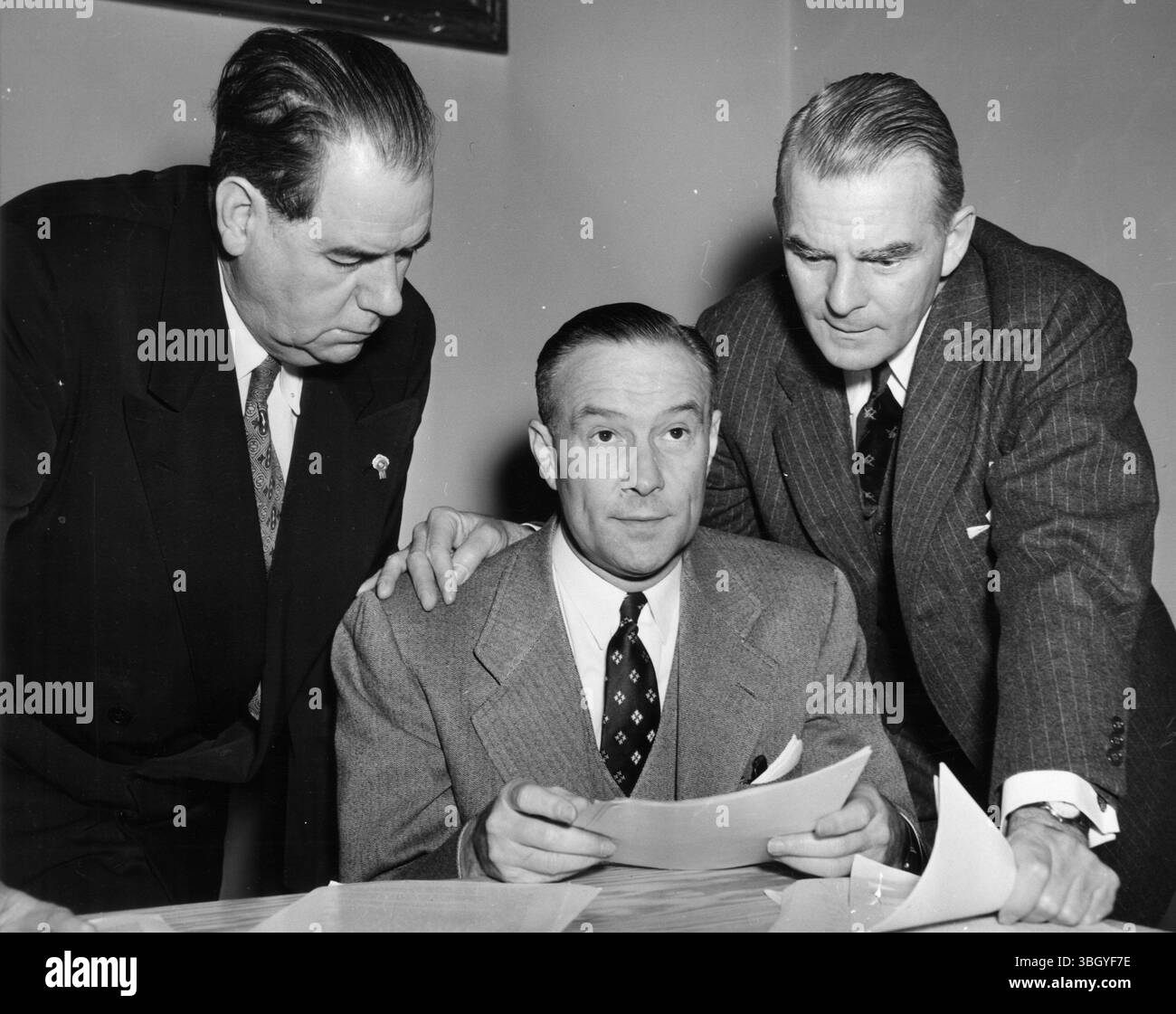 Senator William E Jenner (Mitte, Sitz), Vorsitzender des Unterausschusses für internationale Sicherheit des Senats, beruft sich mit Senator Olin Johnston (links) und Senator John M. Butler. 19. Februar 1953 Stockfoto