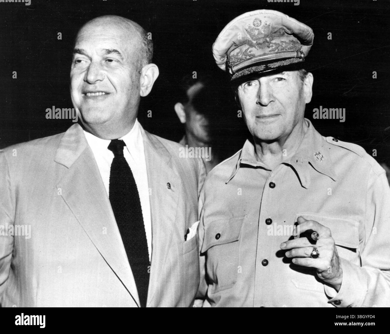 General Douglas MacArthur, bevor Sie aus dem Koreakrieg abhoben, spricht das Oberkommando mit Verteidigungsminister Louis Johnson vom Luftwaffenstützpunkt Haneda. 23. Juni 1950 Stockfoto