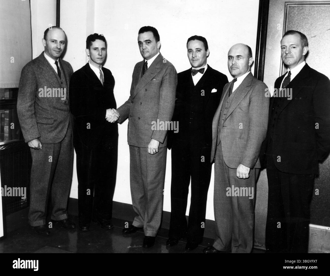 Die Männer, die mit dem Lindbergh-Fall befasst waren. Von links nach rechts: J. E. Seykora, Sonderagent; T. H. Sisk, Sonderagent, zuständig für die Details; J. Edgar Hoover, Chef des Untersuchungsbüros des Justizministeriums, gratuliert Sisk; W. F. Seery, Sonderagent, Enos Sandberg, Special Agent und Harry C. Leslie. 21. September 1934 Stockfoto