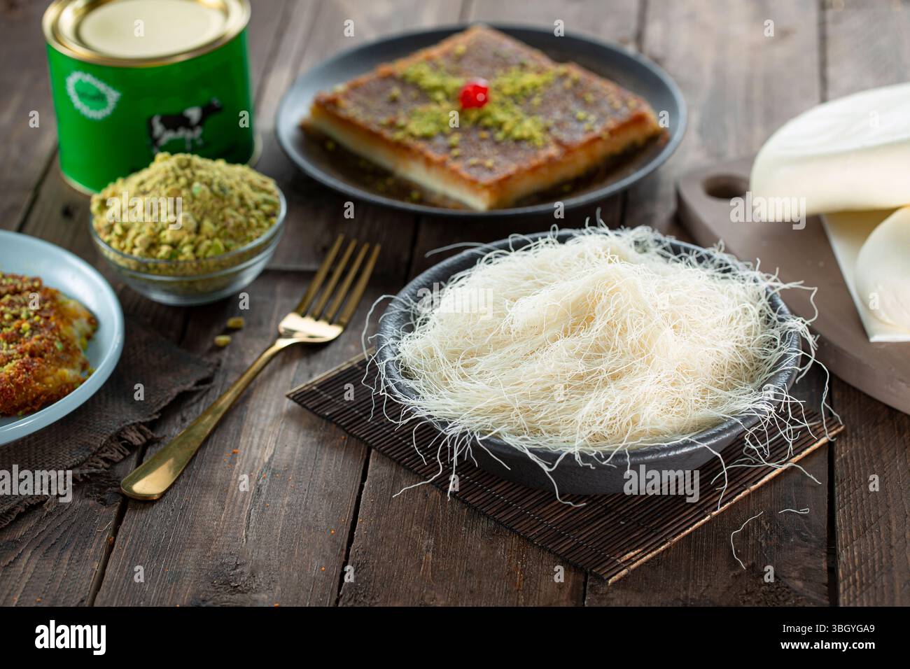 Kunafa-Haar, sehr dünner Teig, für Desserts aus dem Nahen Osten. Stockfoto