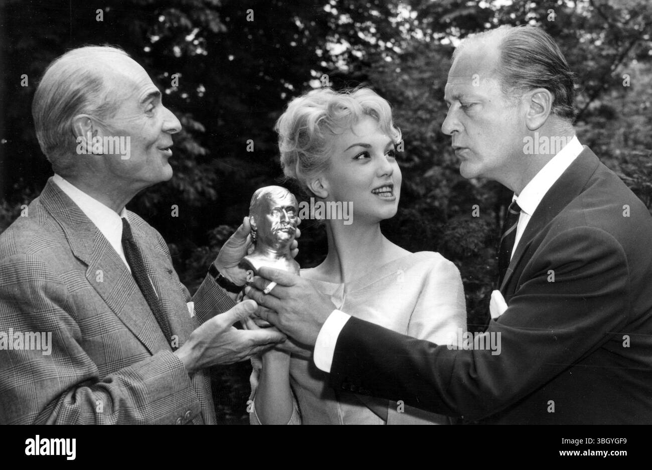 Andre Hunebelle, Curd Jurgens und Mylene Demongeot. 12. Juni 1958 Stockfoto Andre Hunebelle, Curd Jurgens und Mylene Demongeot. 12. Juni 1958 Stockfoto