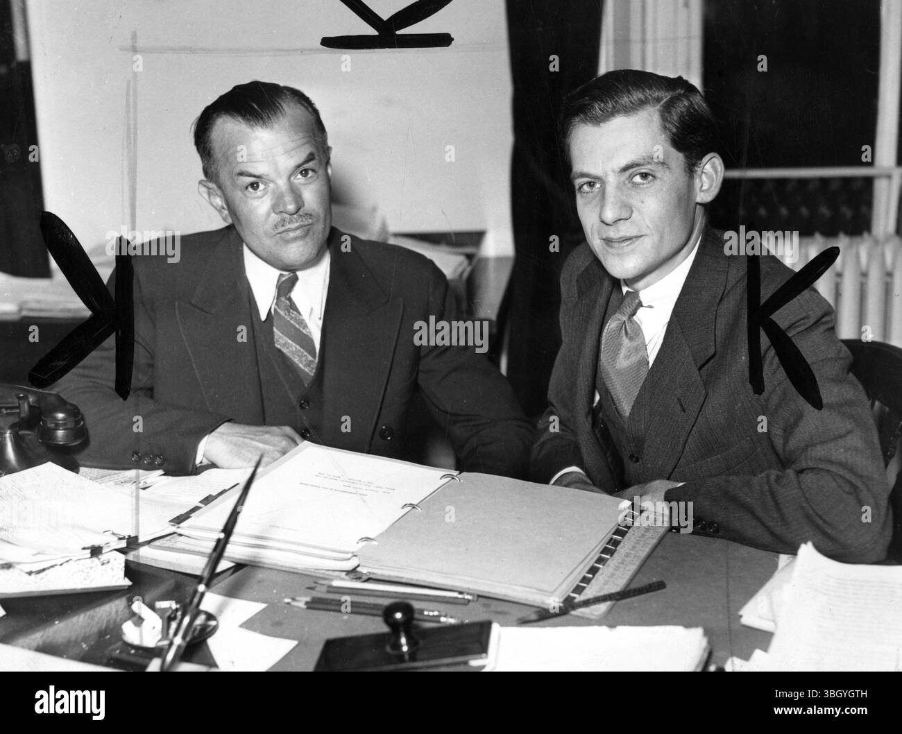 John Graydon Harlan (links), Assistent des General Consel US Treasury Department, und John Gallup Laylin, Assistant General Counsel US Treasury Department. 23. Januar 1935 Stockfoto