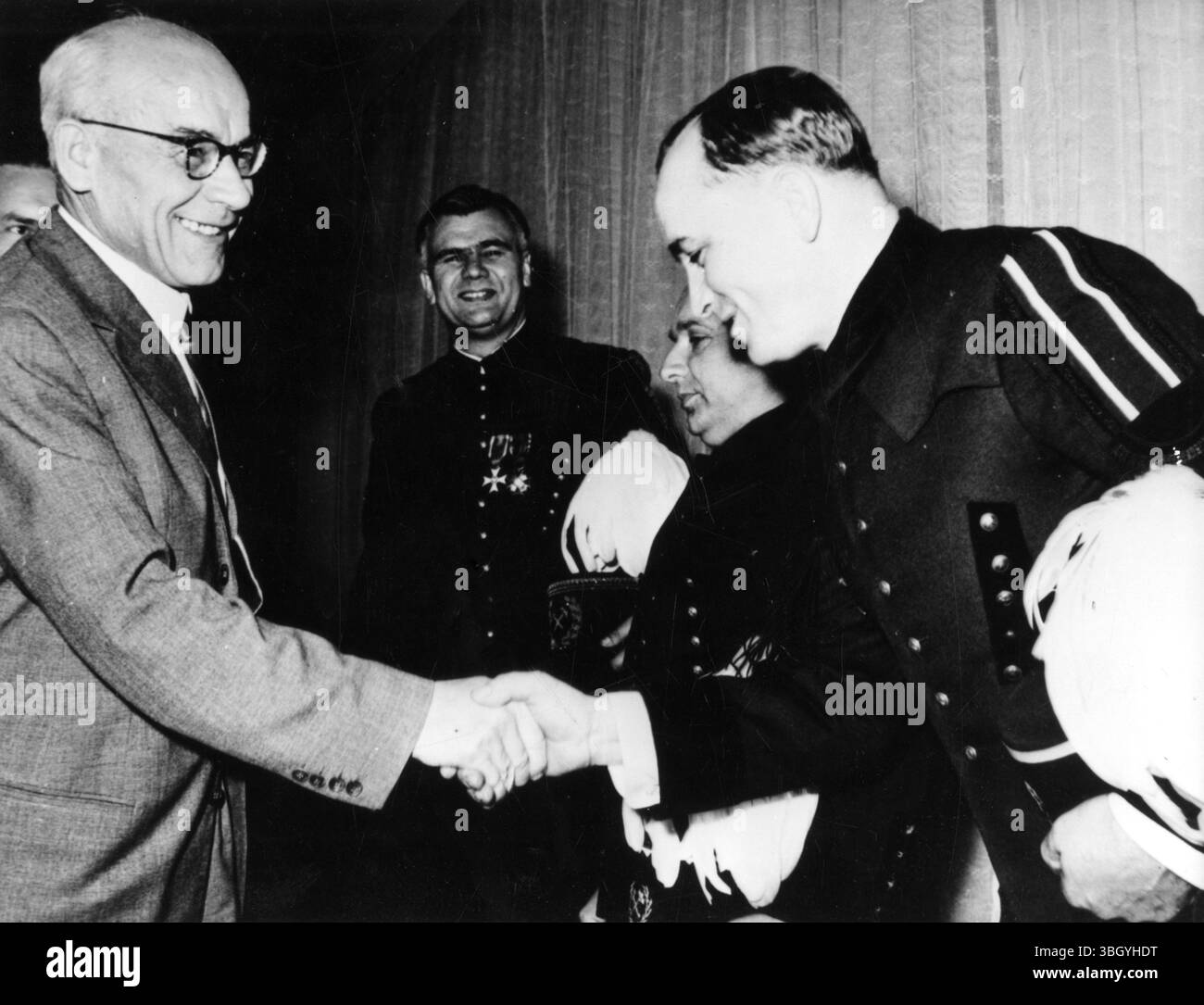 Clevere Colliers. Wladyslaw Gomulka (links), erster Sekretär des Zentralkomitees der Polnischen Vereinigten Arbeiterpartei, empfing die Delegation der Zeche "Zabrze", wo im September 1962 der Weltrekord an Kohleförderung von 57,175 Tonnen in 25 Tagen aufgestellt wurde. 12. Oktober 1962 Stockfoto