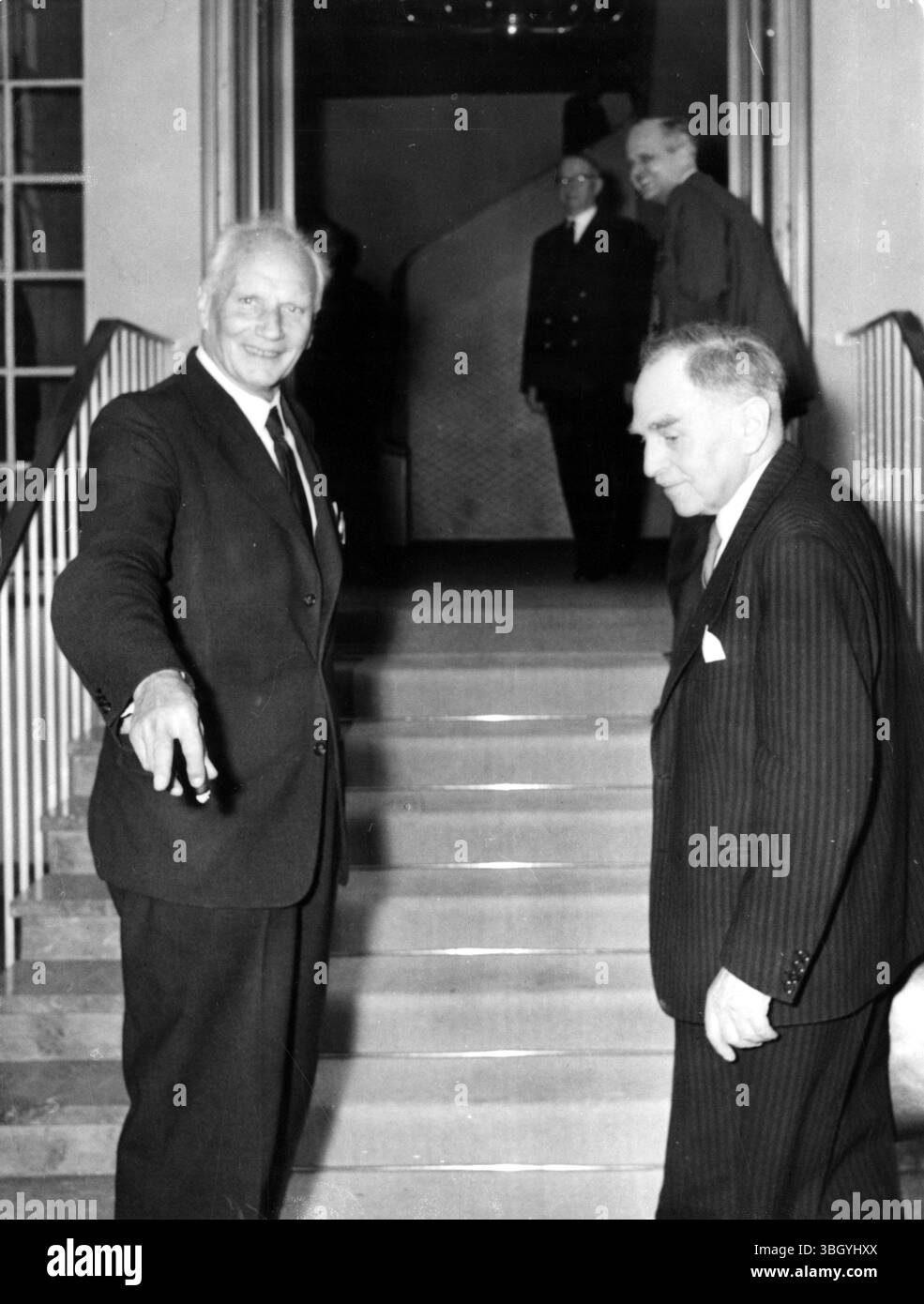 Drei der 18 deutschen Atomwissenschaftler, die die jüngste „Göttinger Erklärung“ unterschrieben haben, in der Atomwaffen für die neue Bundeswehr angeprangert werden, Professor Walter Gerlach (links) Nobelpreisträger Professor Otto Hahn (rechts) und Professor Carl Friedrich von Weizsäecher (sich auf Treppen umdrehen, Hintergrund), betreten das Bonner Bundeskanzleramt. 17. April 1957 Stockfoto