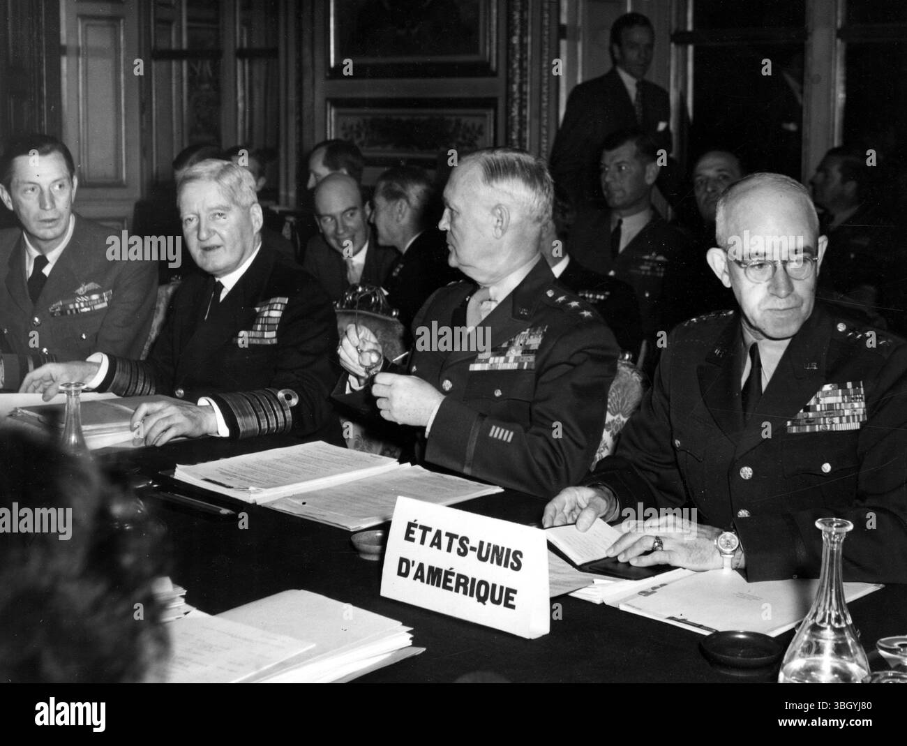 Die Stabschefs des Atlantic PACT diskutieren über den Waffenbedarf des Westens. Die Militärführer von 12 Ländern des Atlantischen Pakts trafen sich, um ihre Ansichten über die Aufteilung von amerikanischem Kriegsmaterial im Wert von 900 Millionen Dollar zu koordinieren und die Verteidigung Westeuropas zu diskutieren. Foto zeigt, General Omar N Bradley, (rechts) ruft das Treffen zur Ordnung. Mit ihm sind General Lyman L Lemnitzer Center und Fleet Lord Fraser von North Cape, First Sea Lord und Chief of British Naval Staff. Der britische Offizier links ist ein nicht identifizierter Militärattaché. 29. November 1949 Stockfoto