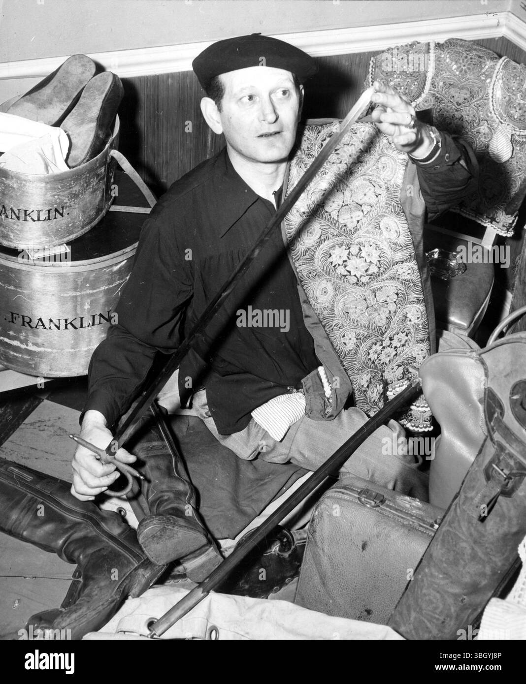 Brooklyn Stierkämpfer plant Comeback. Sidney Franklin, ein 46-jähriger Matador aus Brooklyn, spürt die Spitze seines Schwertes, während er in seinem New Yorker Haus sitzt, umgeben von Stierkämpfern. 28. Februar 1952 Stockfoto