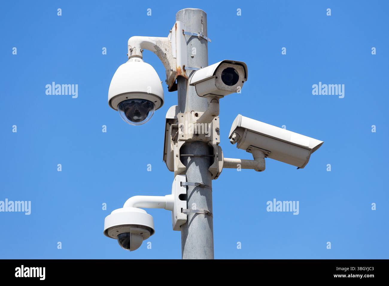 Überwachungskameras und CCTV-Kameras beobachteten den Streifen im beliebten Ferienort Salou, costa Dorada, spanien Stockfoto