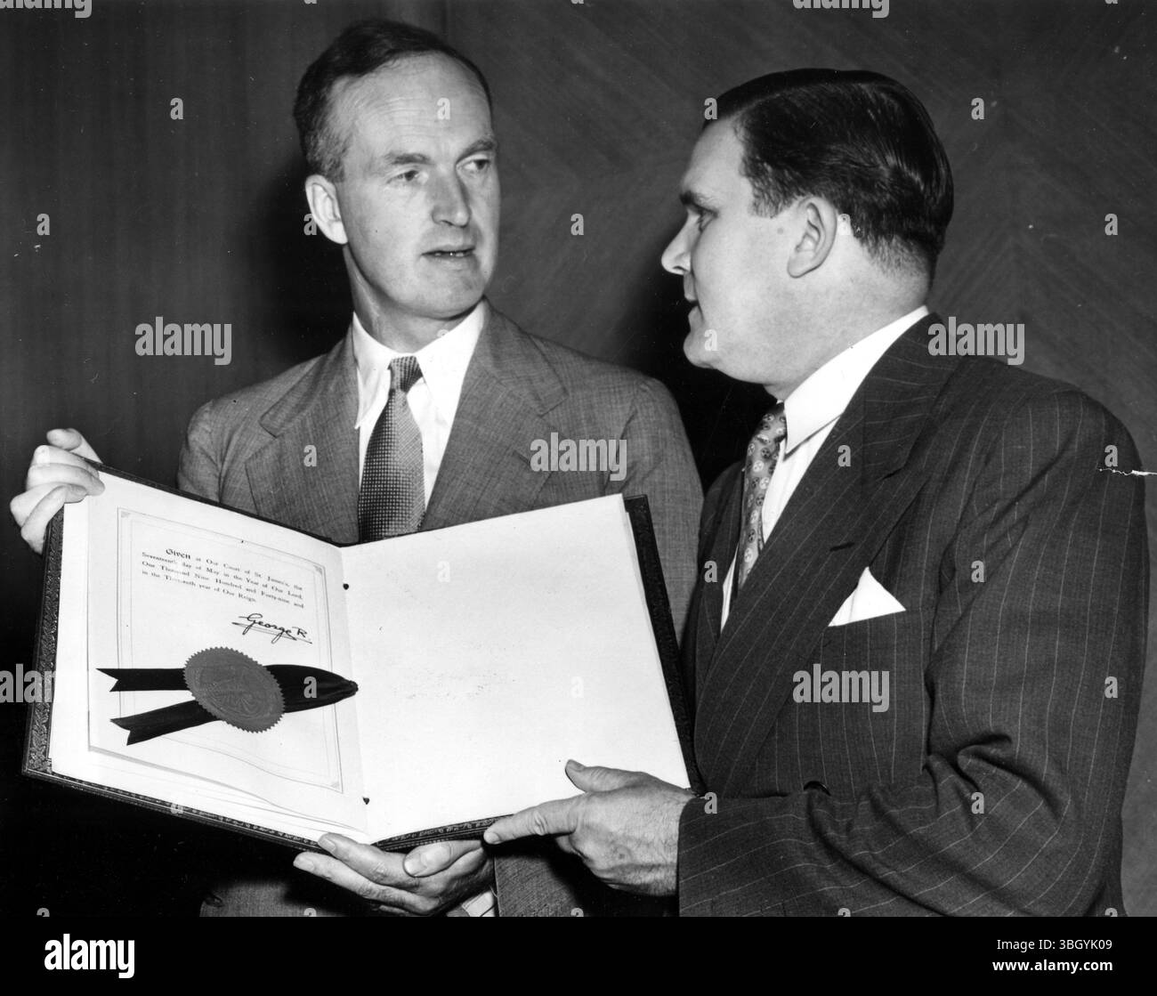 Großbritannien legt die Ratifizierung des vertrags ein. Das Vereinigte Königreich begann die zweite Nation, die offiziell die Ratifizierung des Nordatlantikvertrags beim Außenministerium hinterlegte. Der britische Amb Sir Oliver Franks (links) und der amtierende Außenminister James E Webb schauen sich die offizielle Ratifikationsurkunde an. 7. Juni 1949 Stockfoto