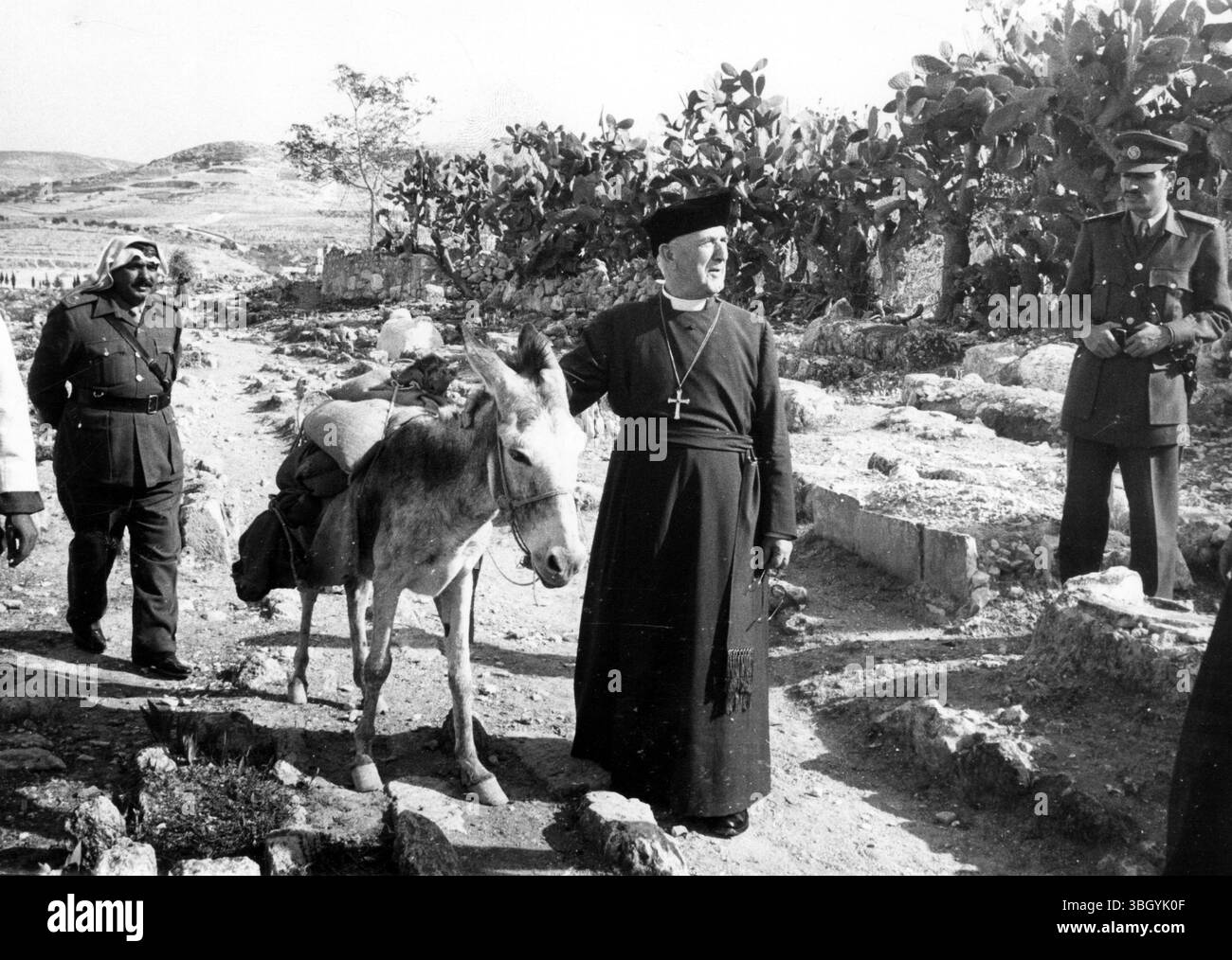 Dr. Fisher im heiligen Land. Dr. Geoffrey Fisher, Erzbischof von Canterbury Rest, sieht fast aus wie ein heiliger Mann von vor 1000 Jahren, der gerade auf eine einsame Pilgerreise nach Calvary aufbrechen wird, ist Hände an einem Esel und blinzt durch das strahlende Sonnenlicht. 28. November 1960 Stockfoto