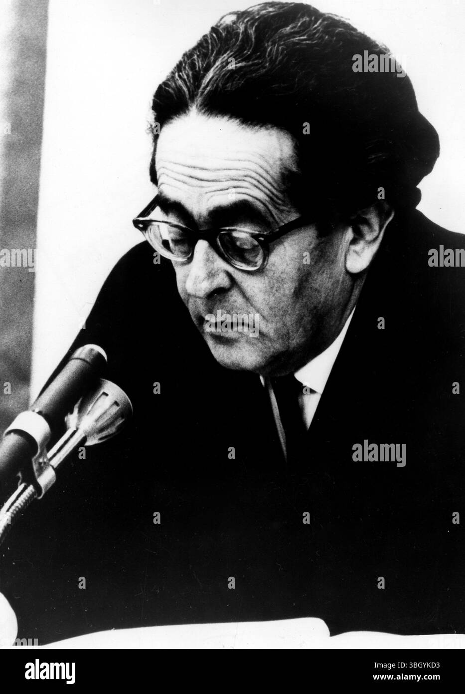 Das Urteil wird gelesen. Der ehemalige Nazi-SS-Offizier Adolf Eichmann, 56, wurde gestern Nacht im Ramleh-Gefängnis in der Nähe von Tel Aviv gehängt, 12 Stunden nachdem sein letztes Gnadengesuch abgelehnt worden war. Hier ist Richter Vitkeon abgebildet, der einen Teil des Urteils des Obersten Gerichtshofs Israels vom 29. Mai liest, das die Entscheidung des Bezirksgerichts bestätigte, welches Urteil ich im Dezember letzten Jahres zum Tode verurteilt habe, nachdem ich ihn für schuldig befunden hatte, dass er an der Ermordung von 6 Millionen Juden im Zweiten Weltkrieg durch das Nazi-Deutschland am 1. Juni 1962 beteiligt war Stockfoto