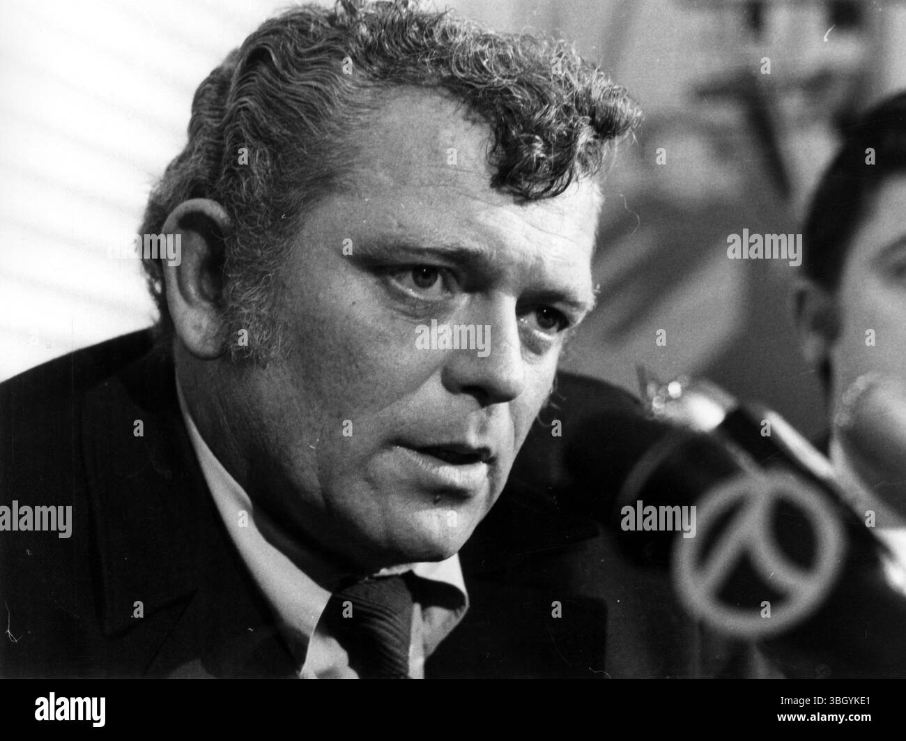 Ich bin mit Papierkram zurückgefallen. Edward 'Popeye' Egan, der Drogendetektiv, der zum Filmhelden wurde, spricht auf der Pressekonferenz hier am 18. November. Er sagte, er sei in Schwierigkeiten, weil er im Papierkram zurückgefallen ist, den er sich selbst aufgebracht hat, indem er ein guter Polizist war. 18. November 1971 Stockfoto
