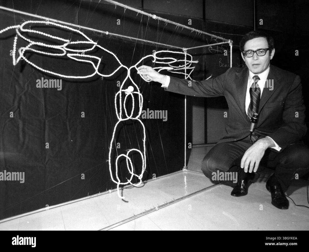 Der Schlüsselfaktor. Dr. Gerald M Edelman, Gewinner des Nobelpreises für Medizin 1972, verweist auf ein poppit-Perlenmodell des Gamma-Globulin-Moleküls, des Schlüssels für Immunität, während einer Pressekonferenz an der Rockefeller University. 12. Oktober 1972 Stockfoto