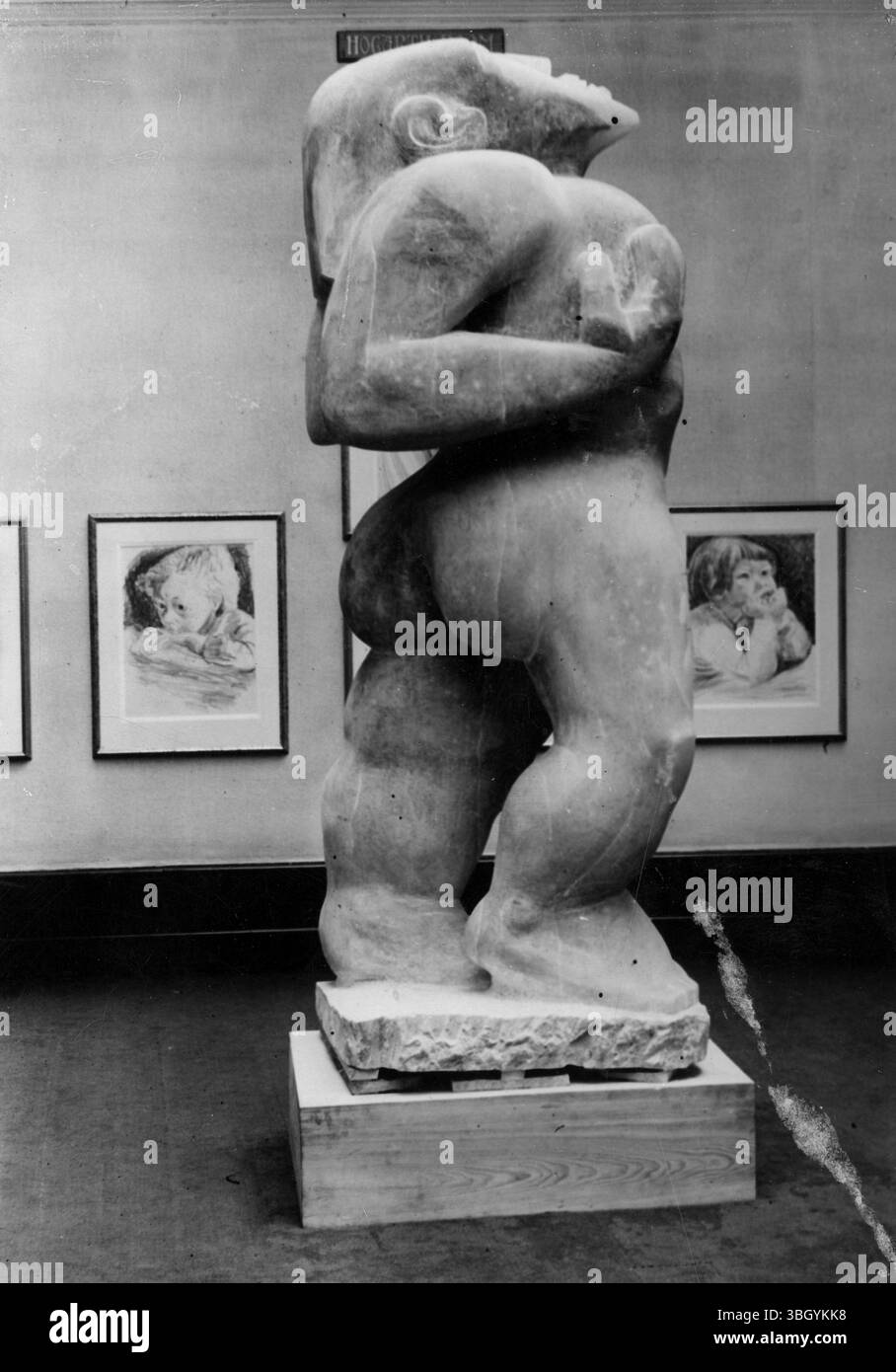 Adam Epsteins jüngste Statue beginnt eine weitere Kontroverse. Das Zentrum des gegenwärtigen Aufschrei ist „Adam“, eine große Figur, die Epstein 15 Monate Wert ist und die jetzt in den Leicester Galleries in London ausgestellt wird. Stockfoto