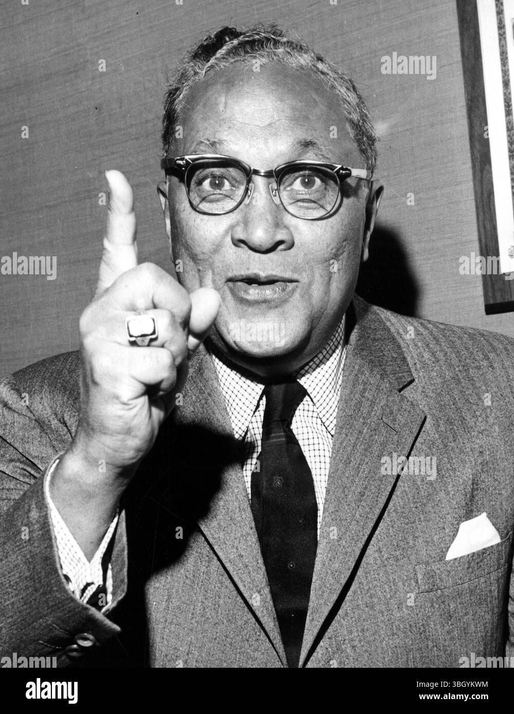 50 Jahre voraus. - Man kann Arbeitsmöglichkeiten farblos machen, aber das löst das Problem nicht. So Earl B Dickerson, Präsident der obersten Lebensversicherungsgesellschaft, Chicagos größtem schwarzen Versicherungsunternehmen. - 2. Dezember 1963 Stockfoto