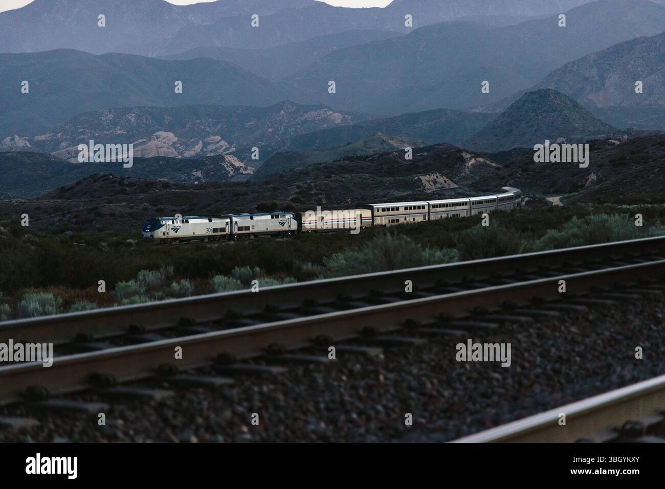 Amtrak-Personenzug in Berglandschaft Stockfoto