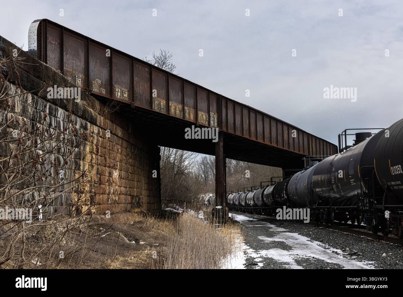 Zugpanzerwagen, die unter der Zugbrücke vorbeifahren Stockfoto