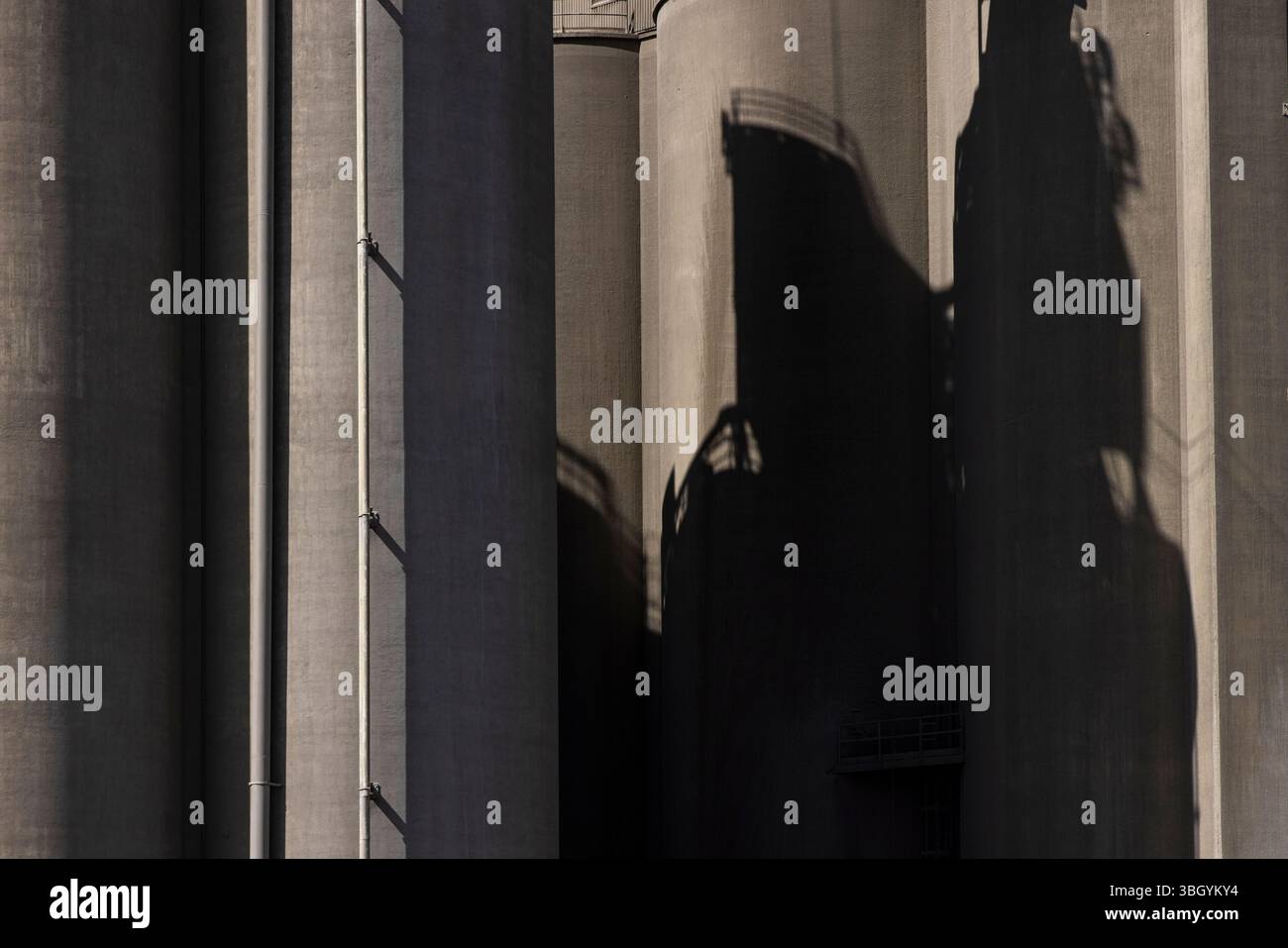 Nahaufnahme des Schattens auf Betonsilos Stockfoto