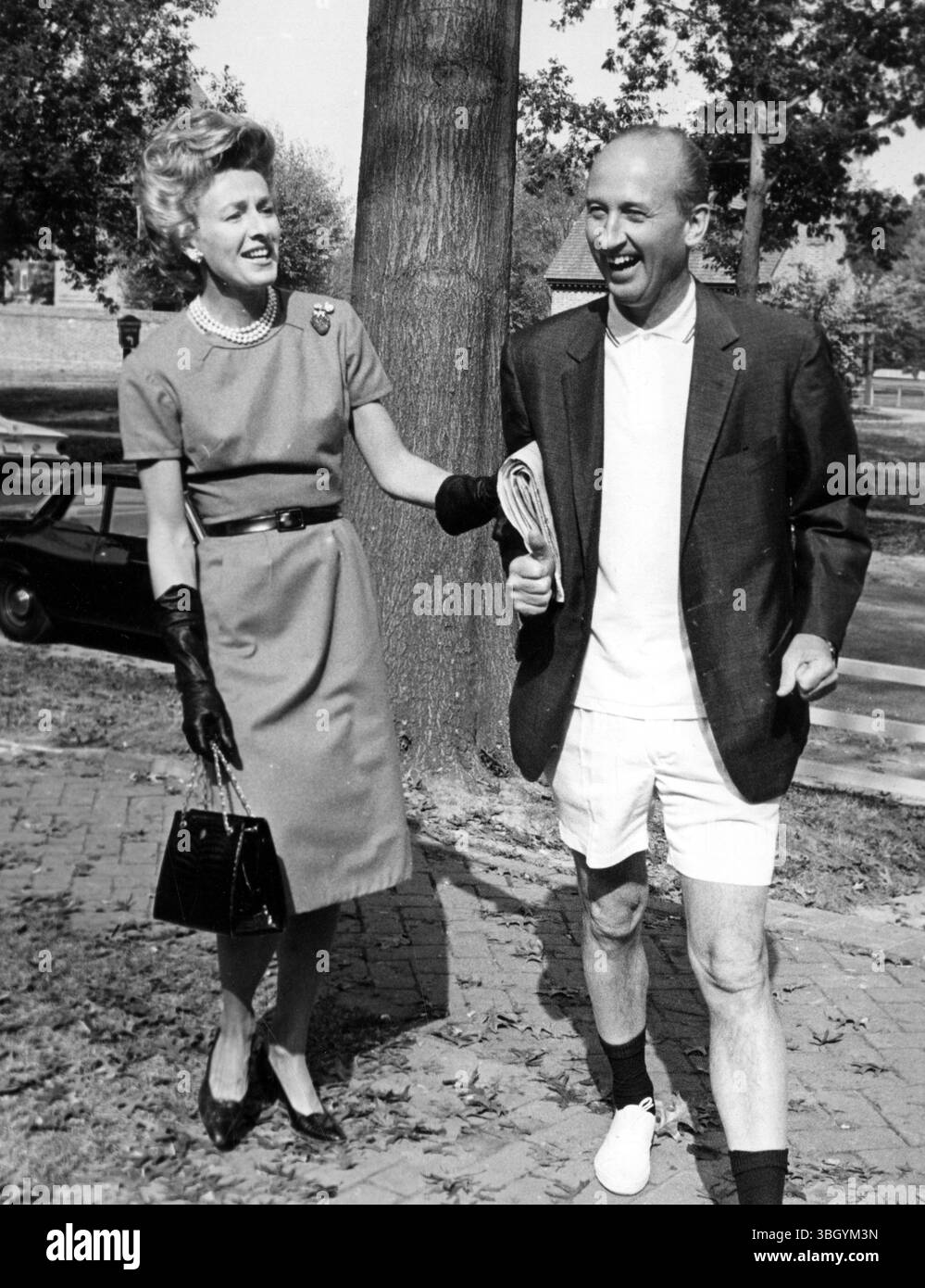 Eine Frage des Proto-Call. Sprich über peinliche Momente! Angier Biddle Duke, der Protokollchef des Außenministeriums, lachte, als er feststellt, dass er in kurzen Hosen fotografiert wird. 6. November 1963 Stockfoto