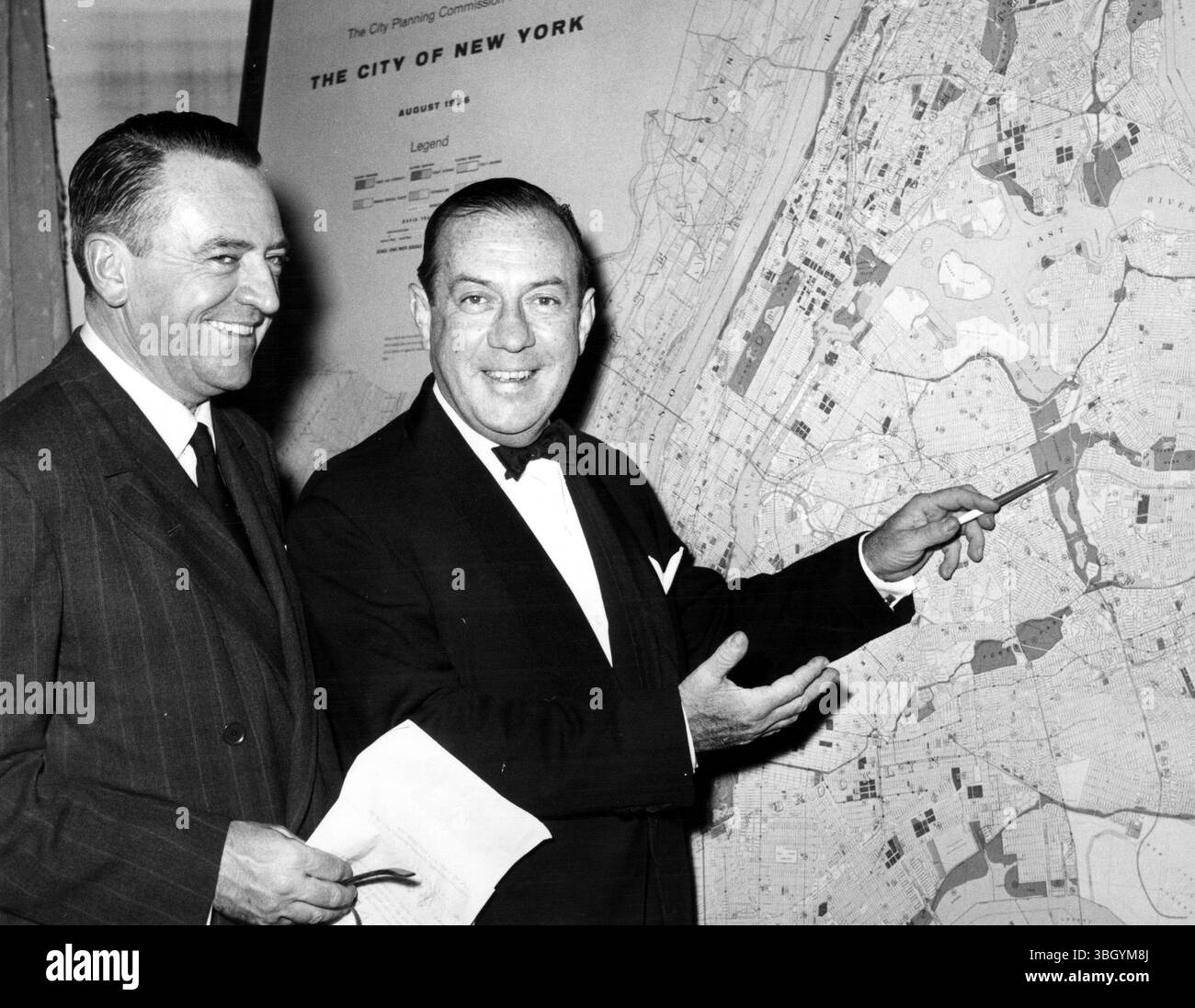 Seine schöne Stadt. Der New Yorker Bürgermeister Robert Wagner (rechts) beamt seine Zustimmung, da er auf einer Karte das Gebiet angibt, in dem die geplante Weltausstellung 1964 stattfinden soll. Neben ihm steht Thomas Deegan, Präsident und Vorsitzender der World's Fair Corporation 1964. 30. Oktober 1959 Stockfoto