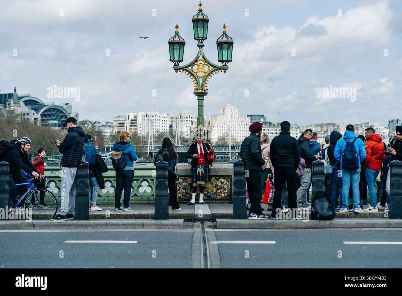 Straßenkünstler in schottischer Kleidung spielt Dudelsack für Londoner Zuschauer Stockfoto