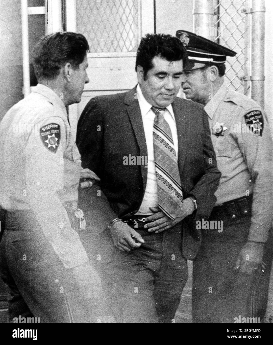 Juan Corona wird vom Polizeiwagen unterstützt, der am ersten Tag seines Prozesses in der Justizhalle des Bezirks Solano eintrifft. Corona, ein Bauarbeiter aus Yuba, wird angeklagt, im Frühjahr 1971 25 Transienten getötet zu haben Stockfoto