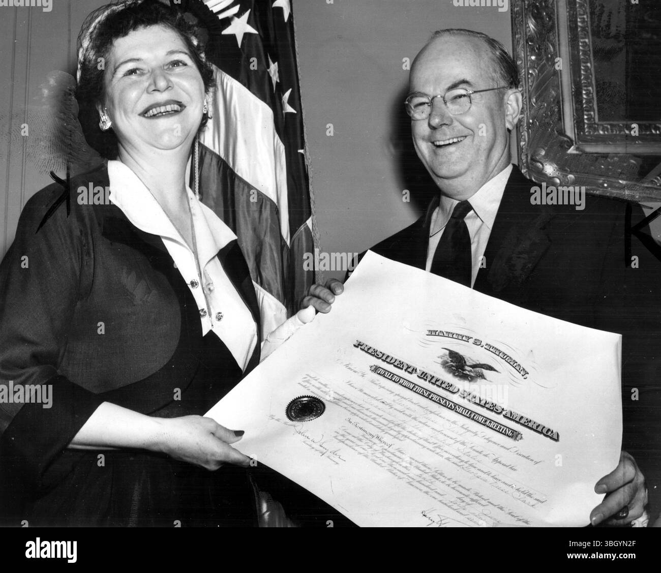 Mrs. Georgia Neese Clark aus Richland , Kansas , wurde heute die erste weibliche Schatzmeisterin der Vereinigten Staaten , als sie im Finanzministerium vereidigt wurde . Sie wird gezeigt, wie sie ihre kommission mit dem Finanzminister John W Snyder prüft Stockfoto