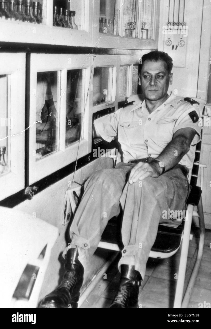 General Cogny gibt Blut für die Verletzten von Dien Bien Phu Stockfoto