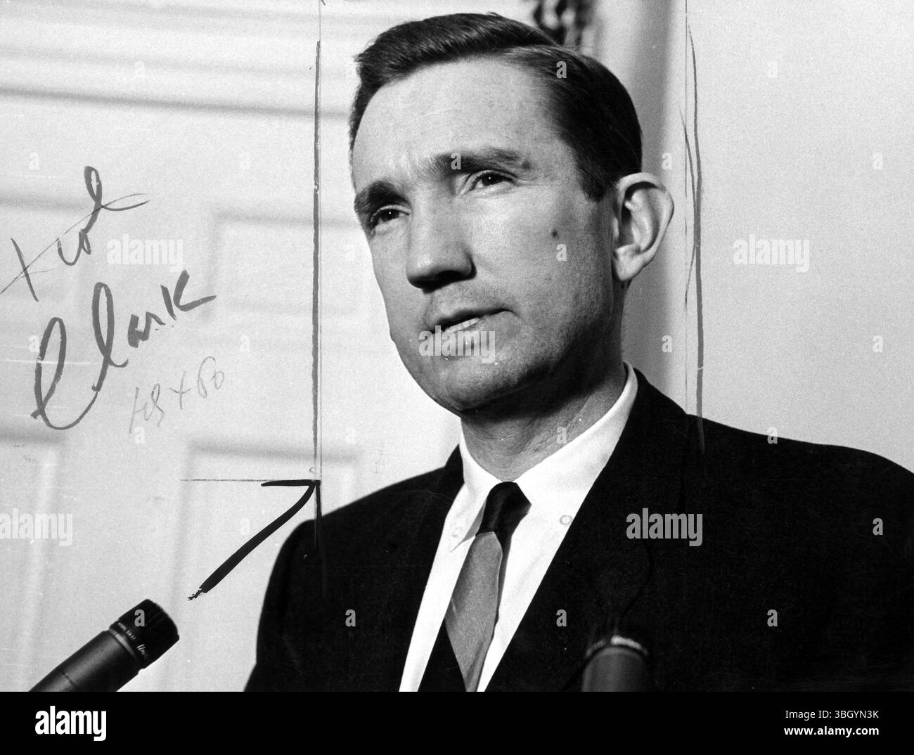 Ramsey Clark , amtierender Generalstaatsanwalt und Sohn des Richters des Obersten Gerichtshofs Tom Clark , spricht mit Nachrichtensprechern im Weißen Haus, nachdem Präsident Johnson ihn zum Generalstaatsanwalt ernannt hatte Stockfoto