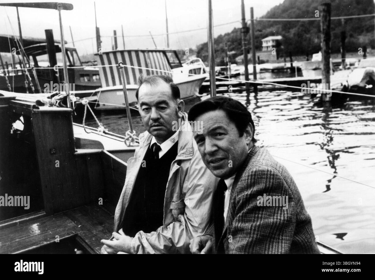 William J Crum ( links ) der Hong Kong Mystery Operator, der angeblich ein Netz von Firmen entwickelt hat, die Spirituosen, Spielautomaten, Geschenke und verschiedene Waren und Dienstleistungen für GIs in Vietnam an Bord seiner Yacht in einer Marina außerhalb der Innenstadt von Hongkong mit Mike Wallace, der ihn für die CBS Show 60 Minuten interviewte Stockfoto