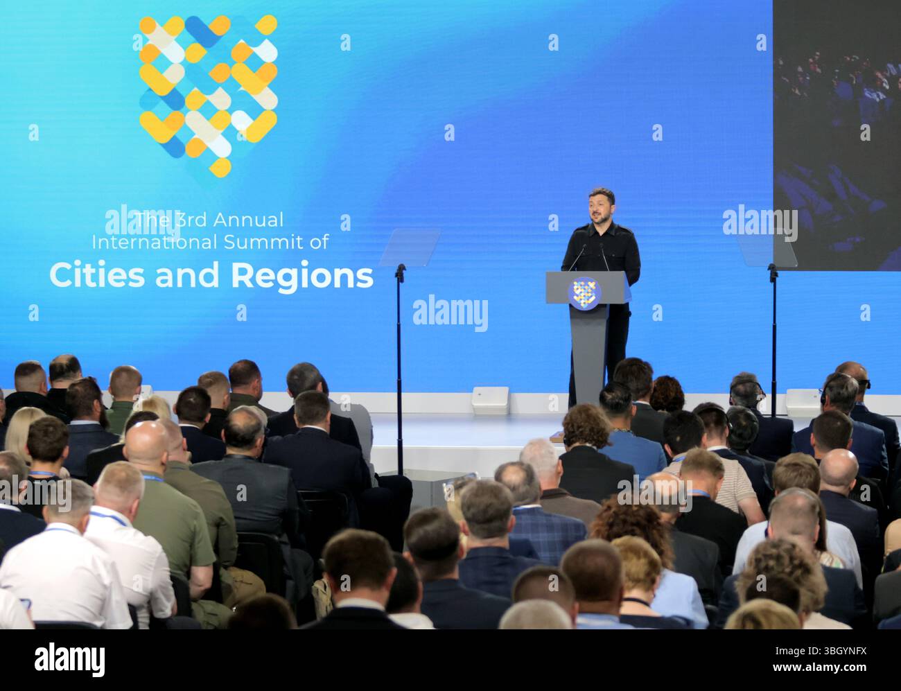 Präsident der Ukraine Wolodymyr Zelenskij hält eine Rede auf dem 3. Internationalen Gipfel der Städte und Regionen „vereint für Frieden und Sicherheit“, Kiew, Ukraine, 6. Juni 2025. (Foto: Eugen Kotenko/Ukrinform) Stockfoto